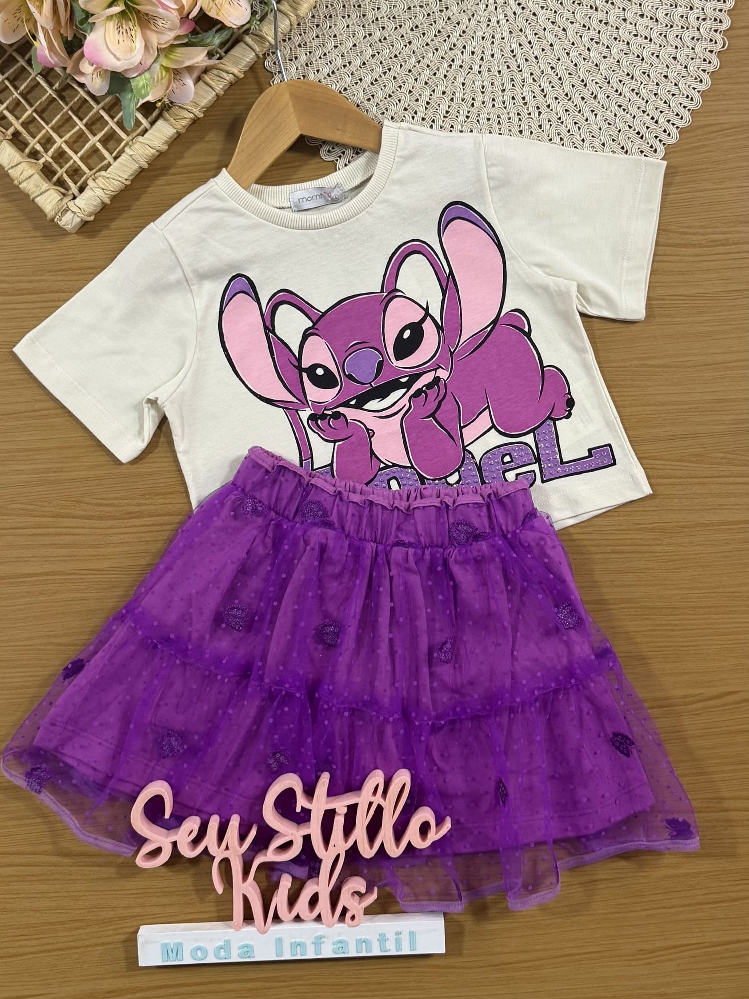 Conjunto Infantil Momi com Saia Roxa e Blusa Bege Angel com Strass Disney