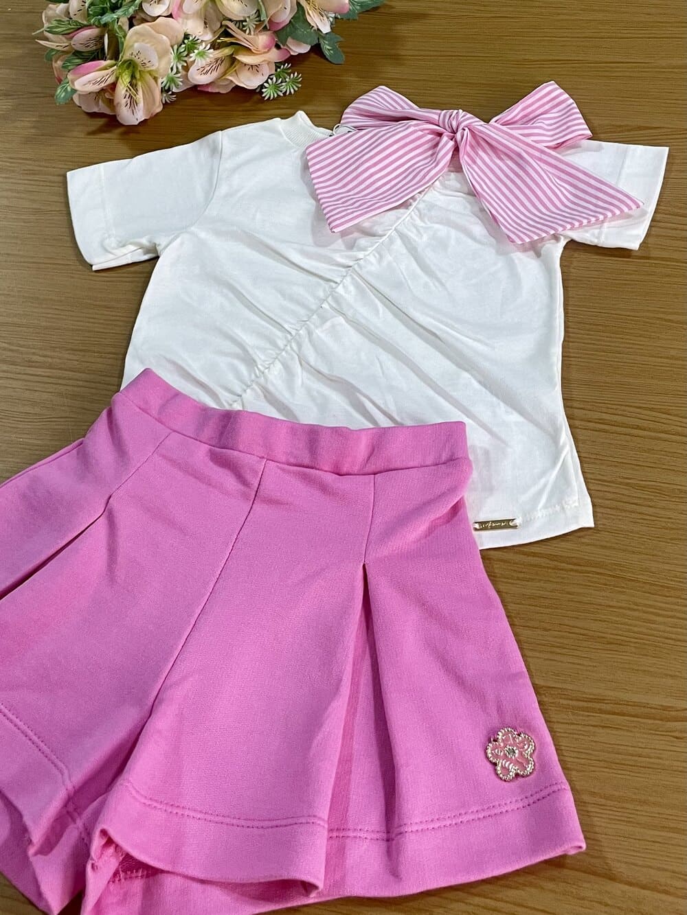 Conjunto Infantil Animê Verão Shorts Rosa e Blusa Branca Lacinho