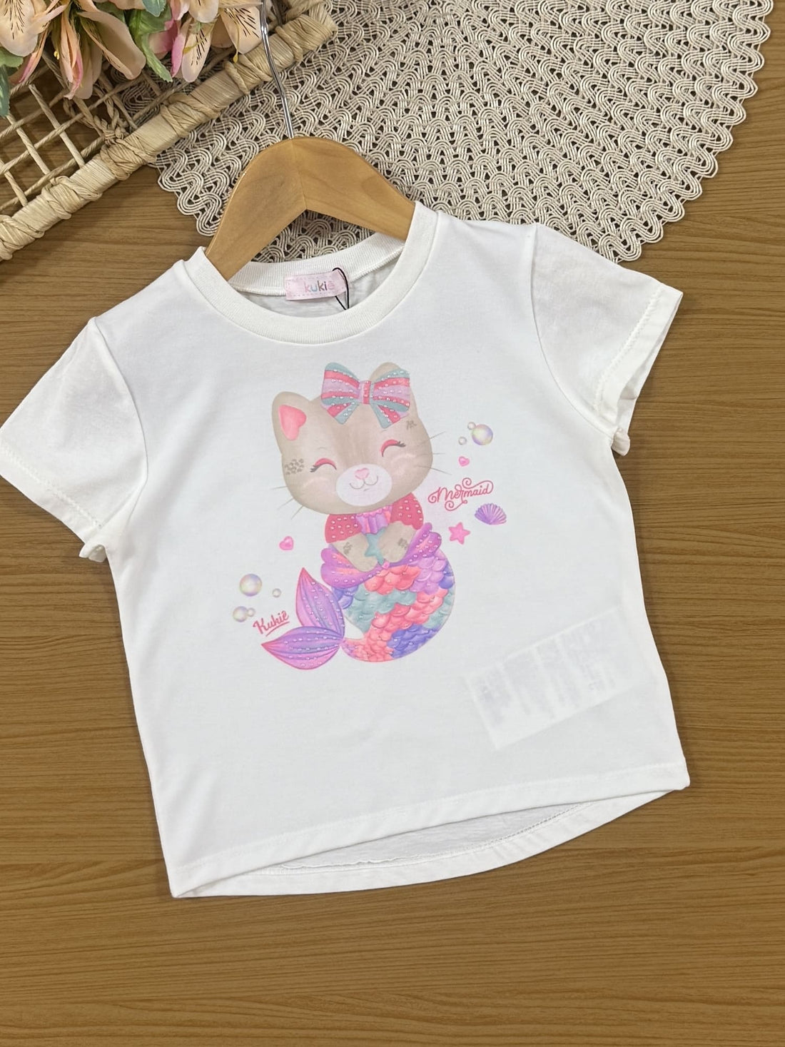 Conjunto Infantil Kukiê Verão com Shorts Listrado e Blusa Branca Gatinha Sereia