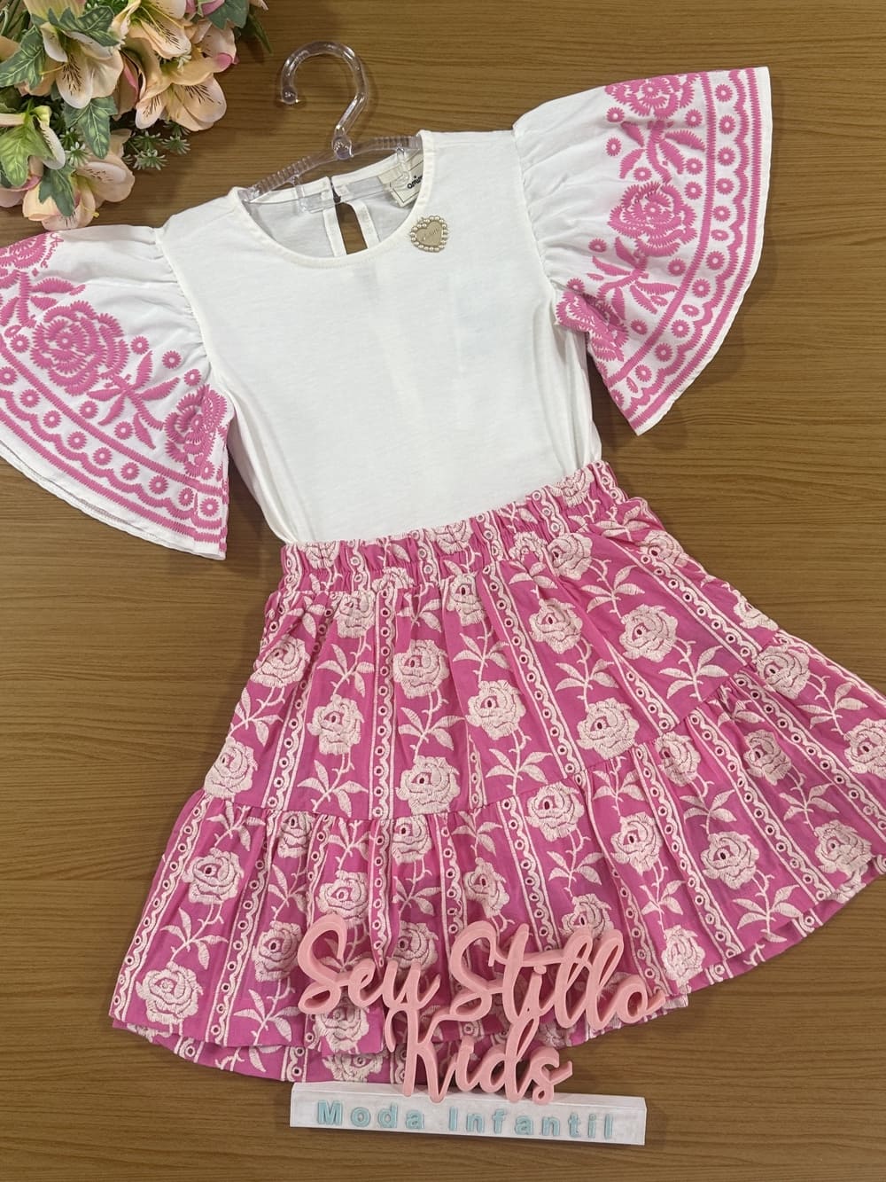 Conjunto Infantil Animê Verão Saia Rosa Bordada e Blusa