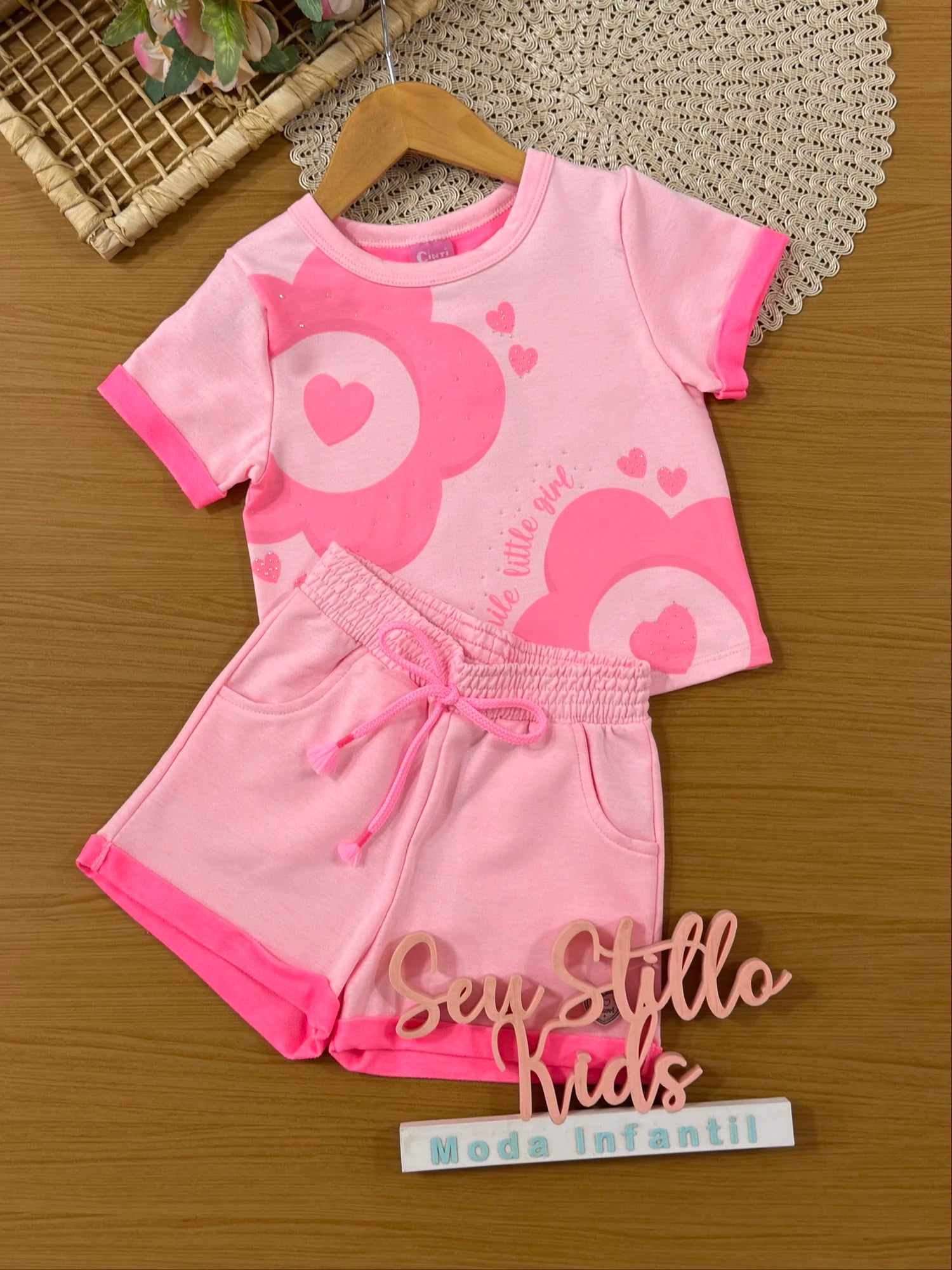 Conjunto Infantil Cinti Inverno com Shorts e Blusa Manga Curta Rosa Corações Strass