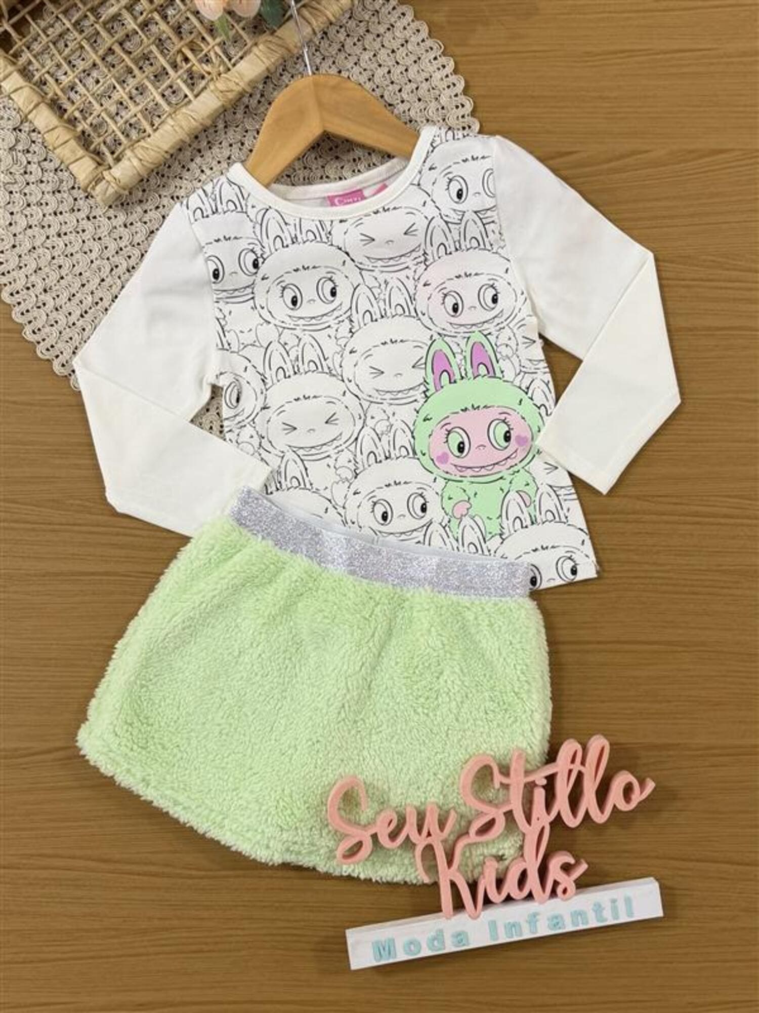 Conjunto Infantil Cinti Inverno com Shorts Saia Verde e Blusa Manga Longa Branca Labubu