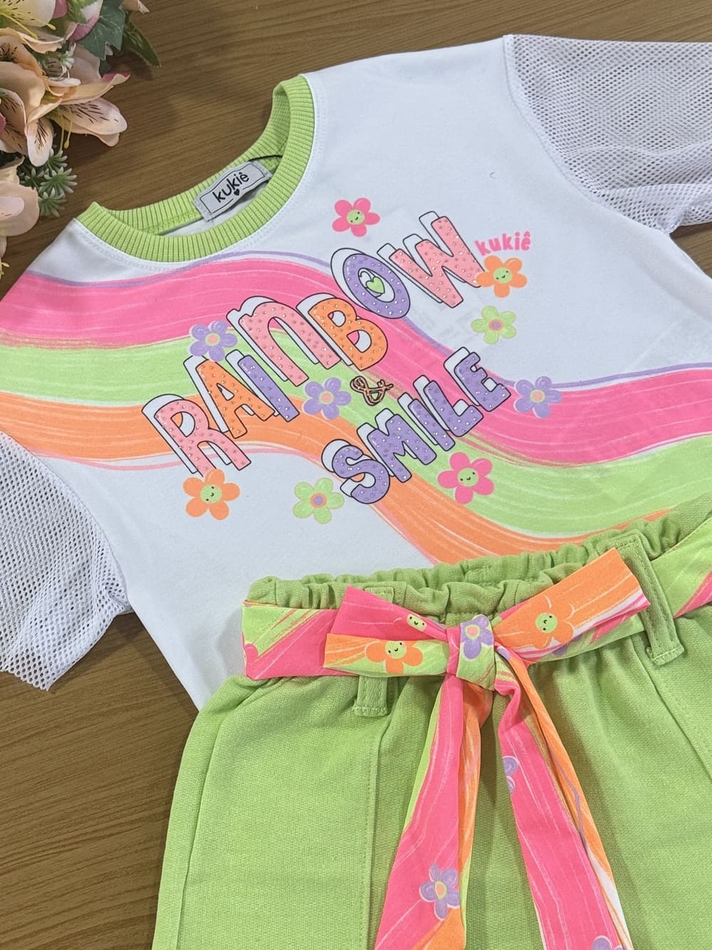 Conjunto Infantil Kukie Verão Shorts Verde e Blusa Arco-íris