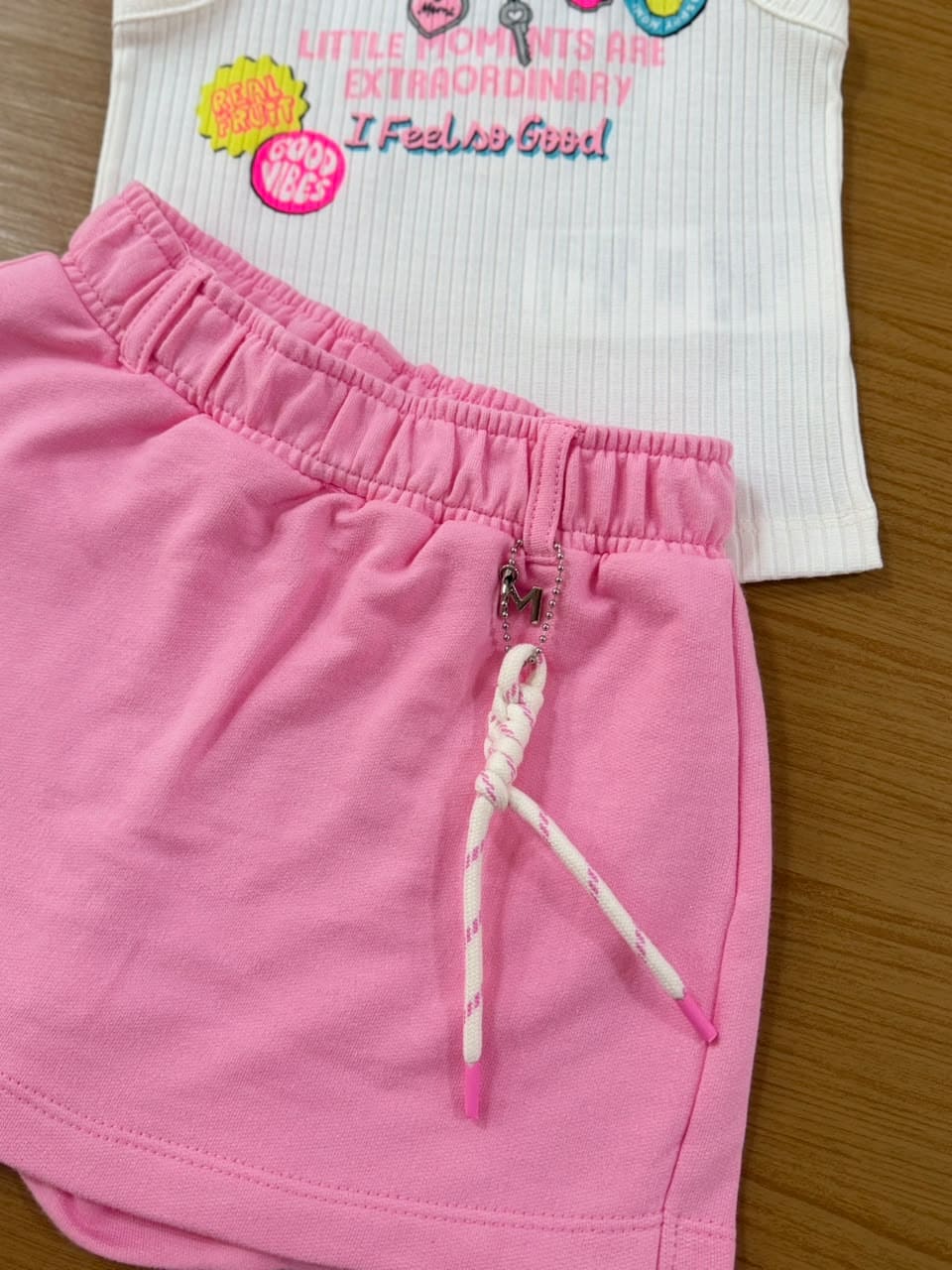 Conjunto Infantil Menina Momi com Short-Saia Rosa e Blusa Branca Chaveirinho