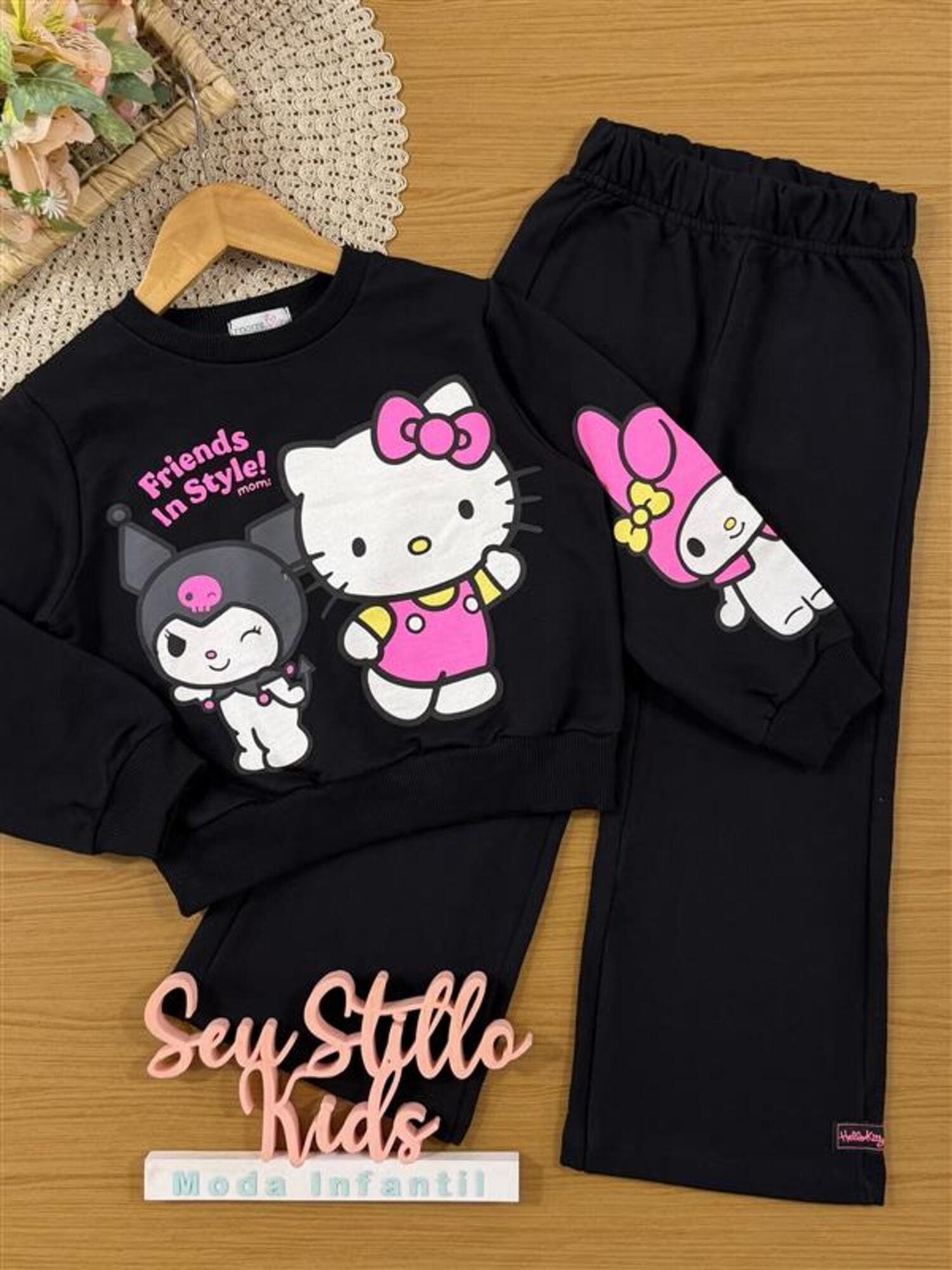 Conjunto Infantil Momi Inverno com Calça e Moletom Sem Flanela Preto Hello Kitty Friends