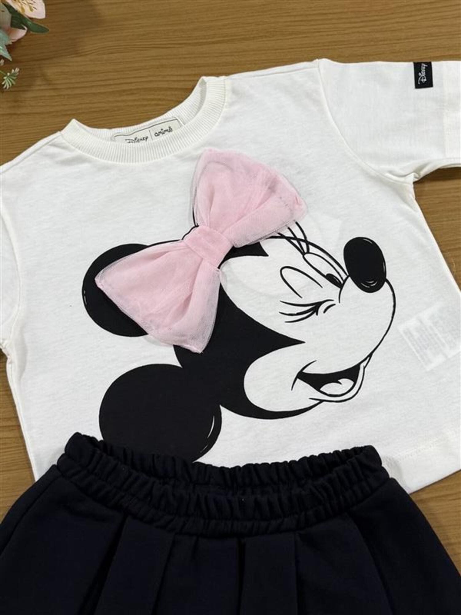 Conjunto Infantil Animê Inverno com Short Saia Preto e Blusa Branca Minnie Disney