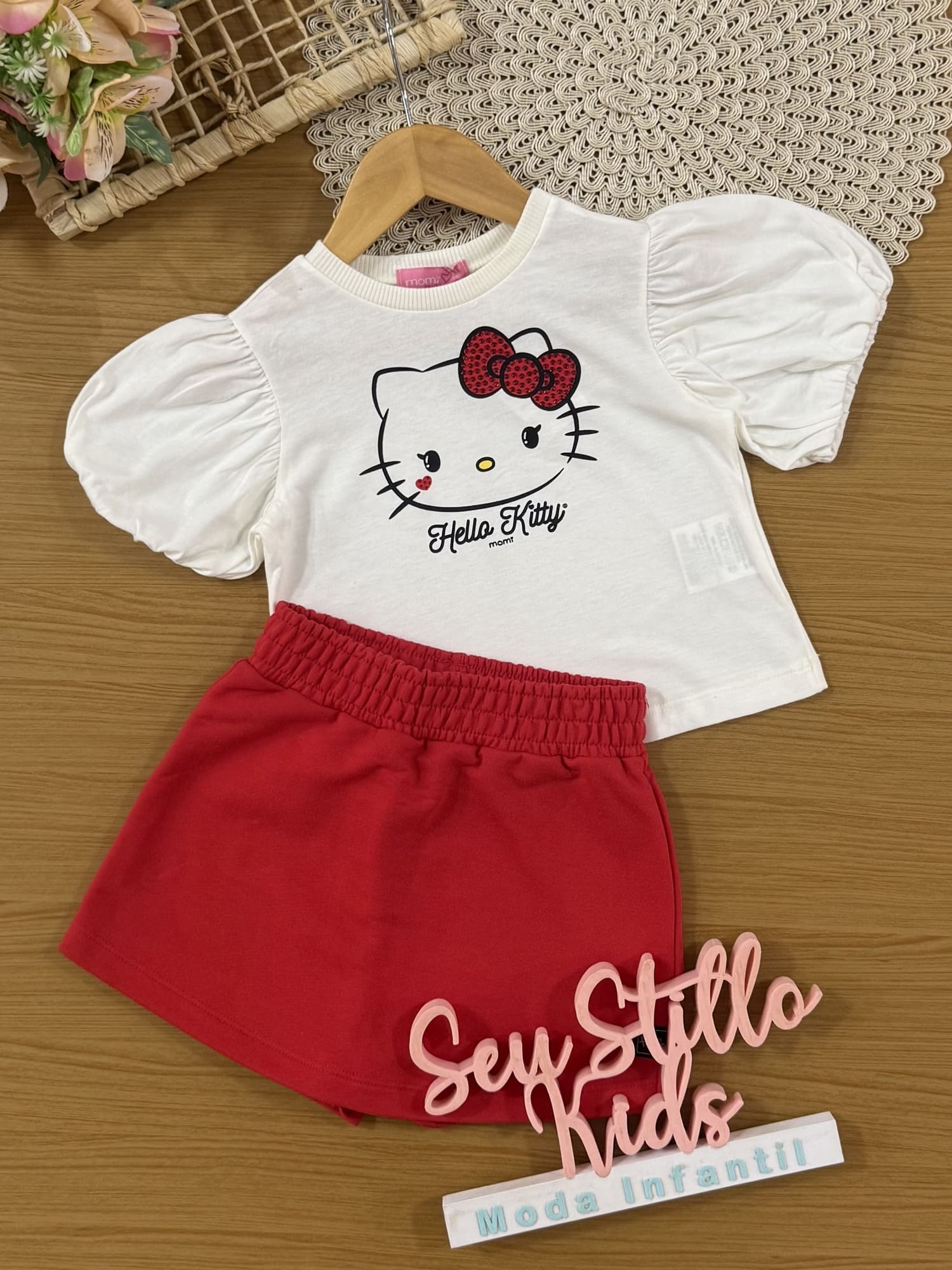 Conjunto Infantil Momi Verão com Shorts Saia Vermelho e Blusa Branca Hello Kitty com Strass
