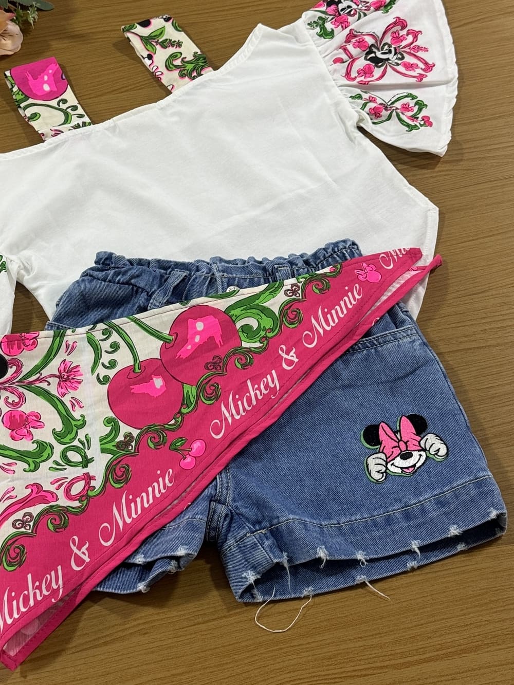Conjunto Infantil Animê Verão Shorts Jeans com Bandana e Bata Minnie e Mickey Disney