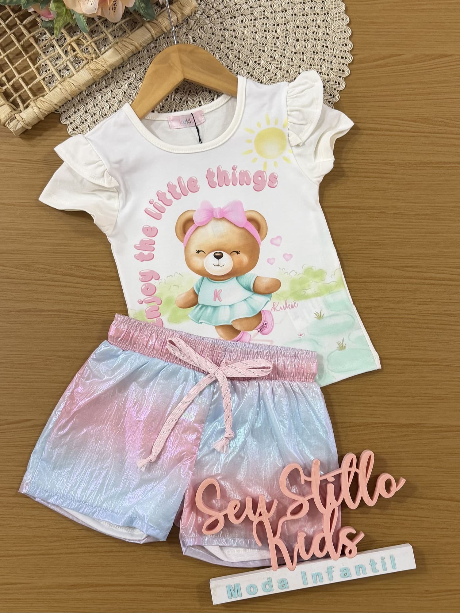 Conjunto Infantil Kukiê com Shorts Colorido e Blusa Ursinha Enjoy