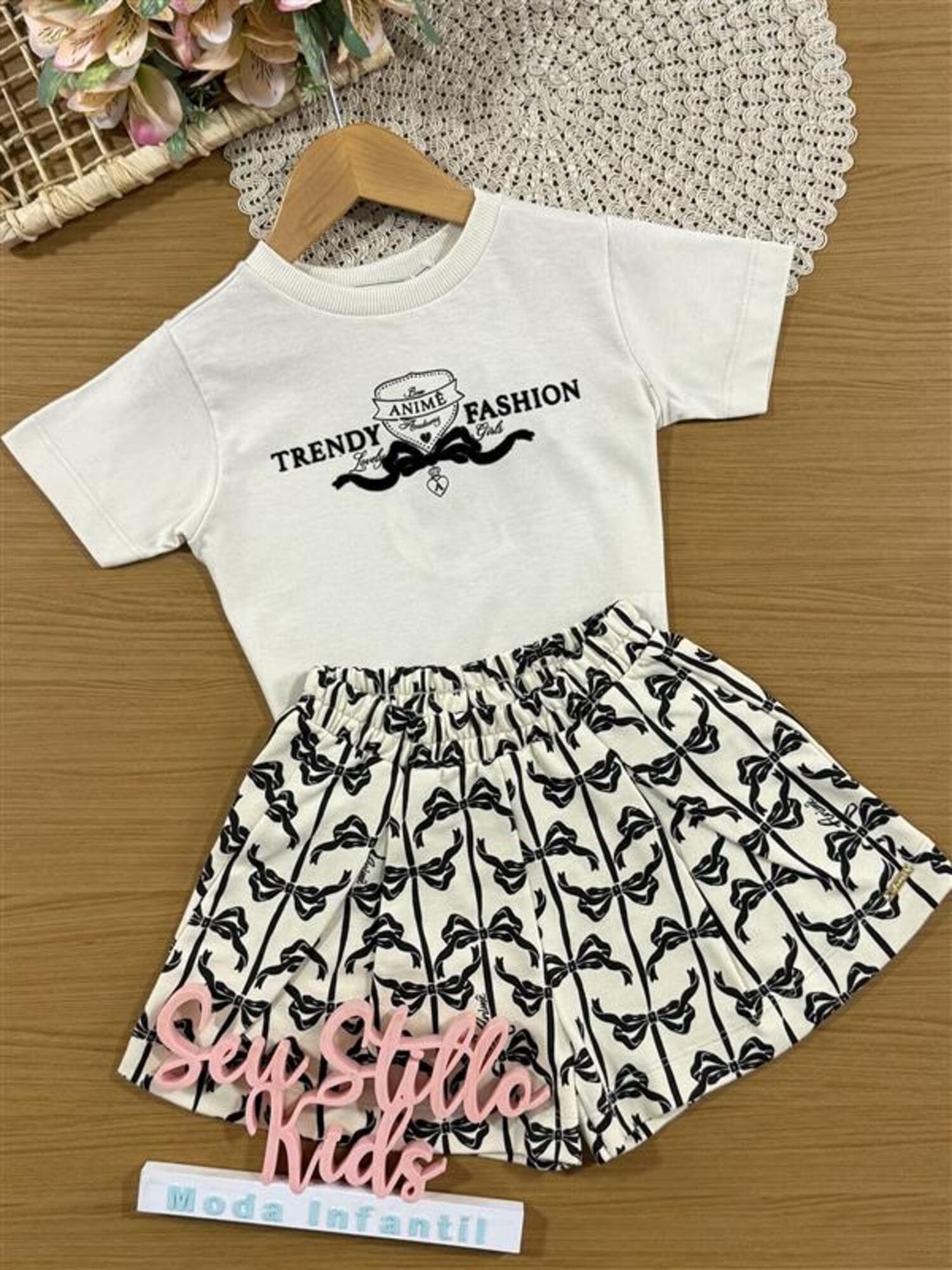 Conjunto Infantil Animê com Shorts e Blusa Bege Fashion