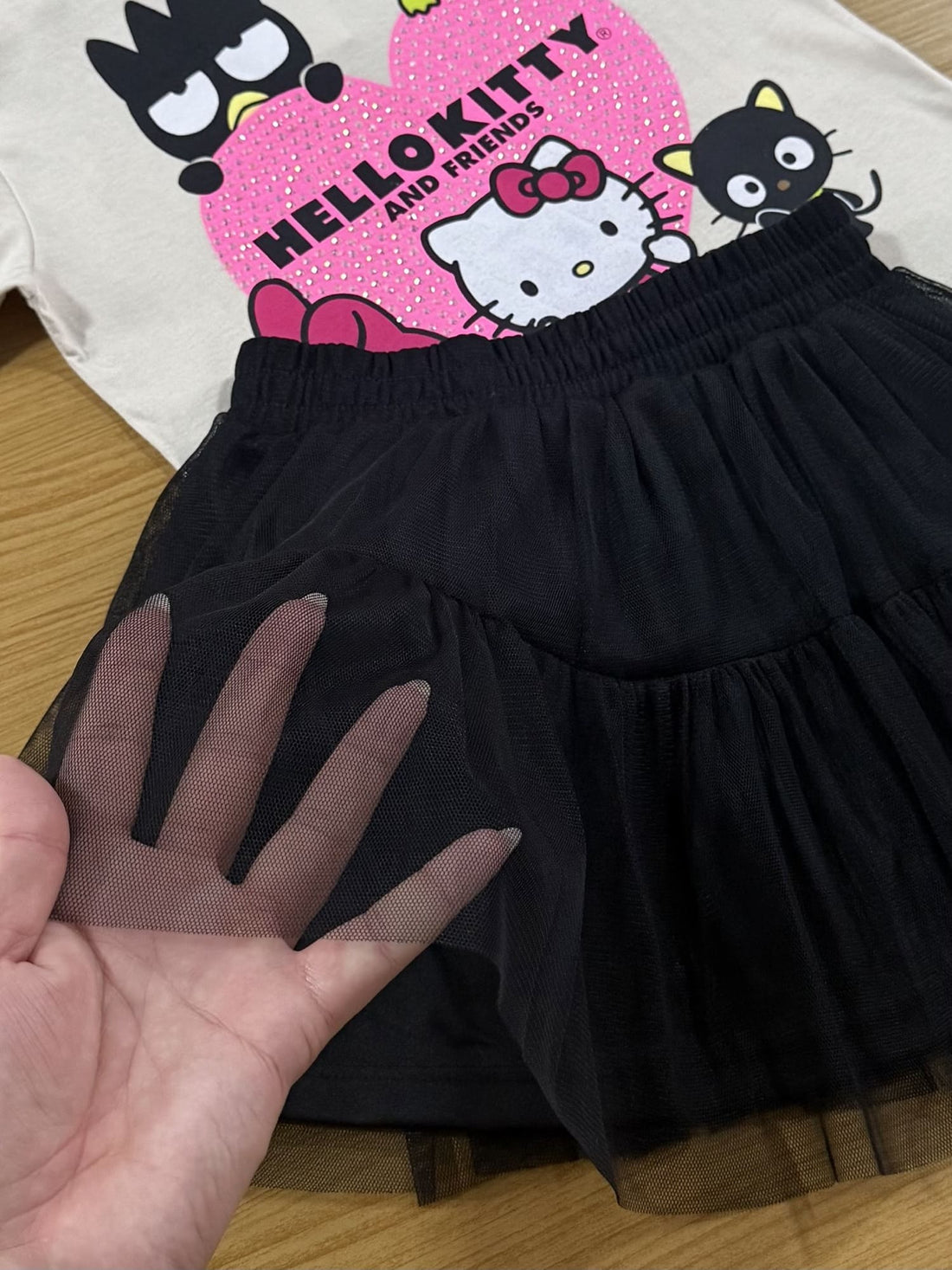 Conjunto Infantil Momi com Saia em Tule Preta e Blusa Bege Hello Kitty