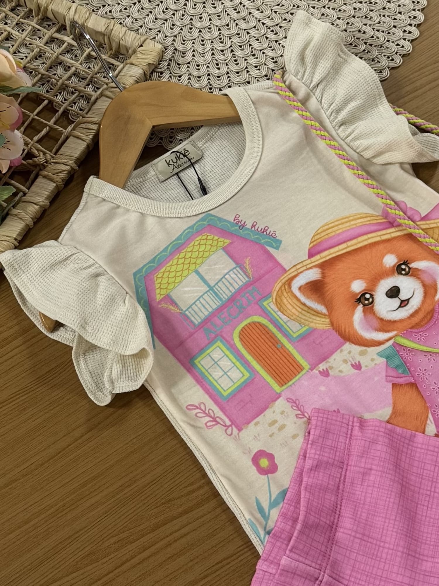 Conjunto Infantil Kukiê Verão com Shorts Rosa Ciclista e Blusa Bege Panda Vermelho com Bolsinha