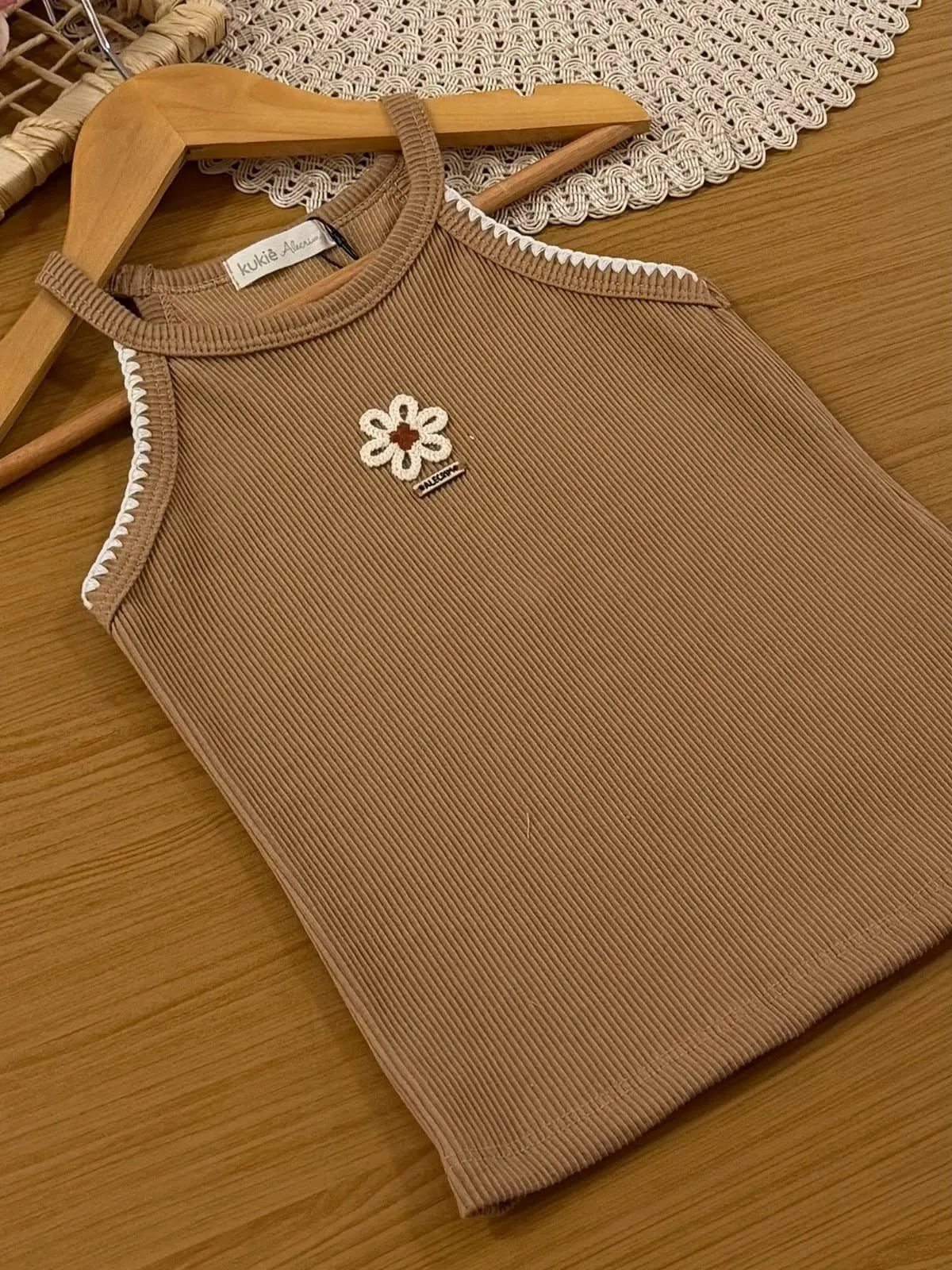 Conjunto Infantil Menina Kukiê com Shorts Bege e Regata Marrom Flor