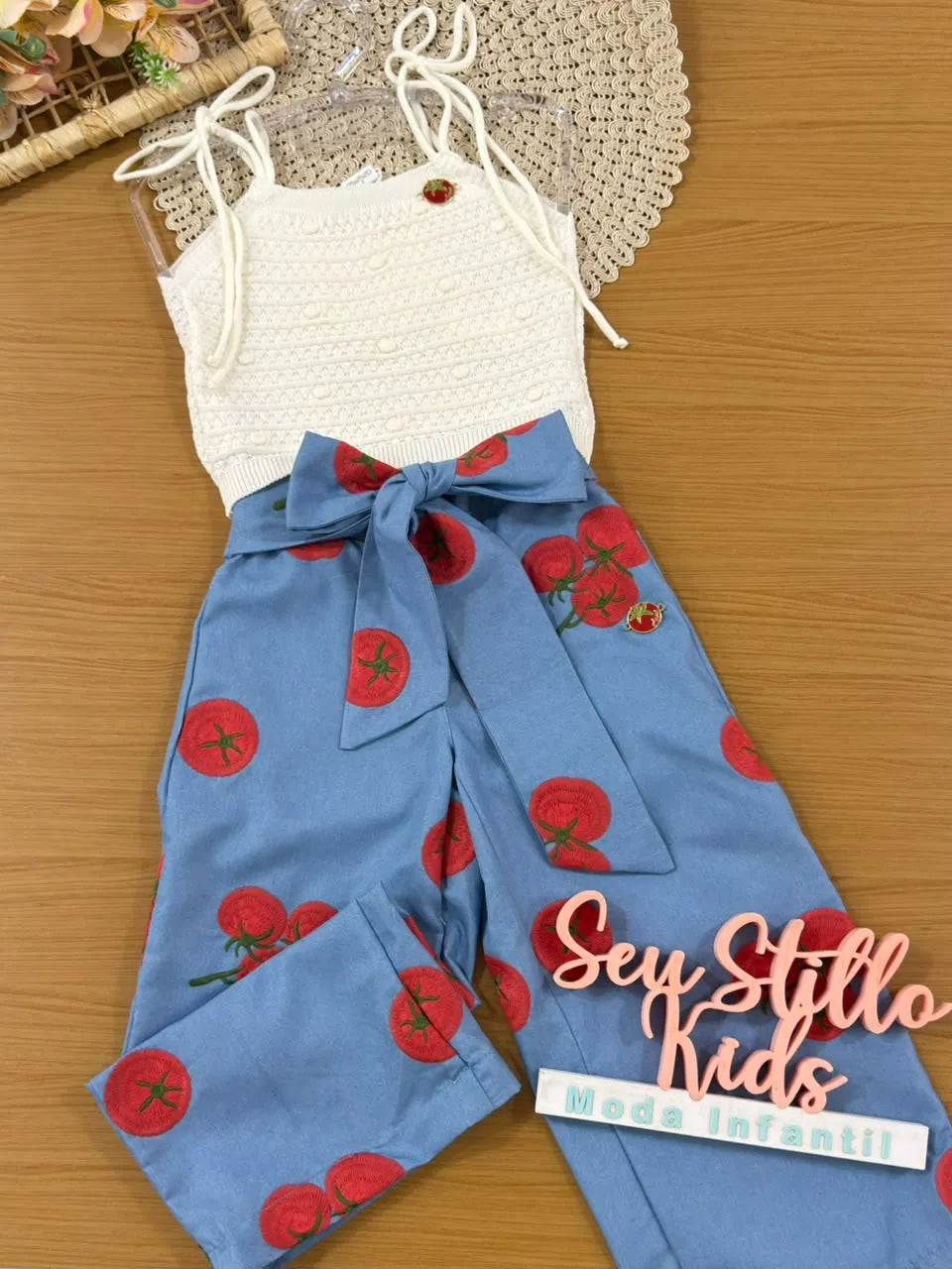 Conjunto Infantil Menina Animê Calça Azul Tomatinhos e Blusa Off White