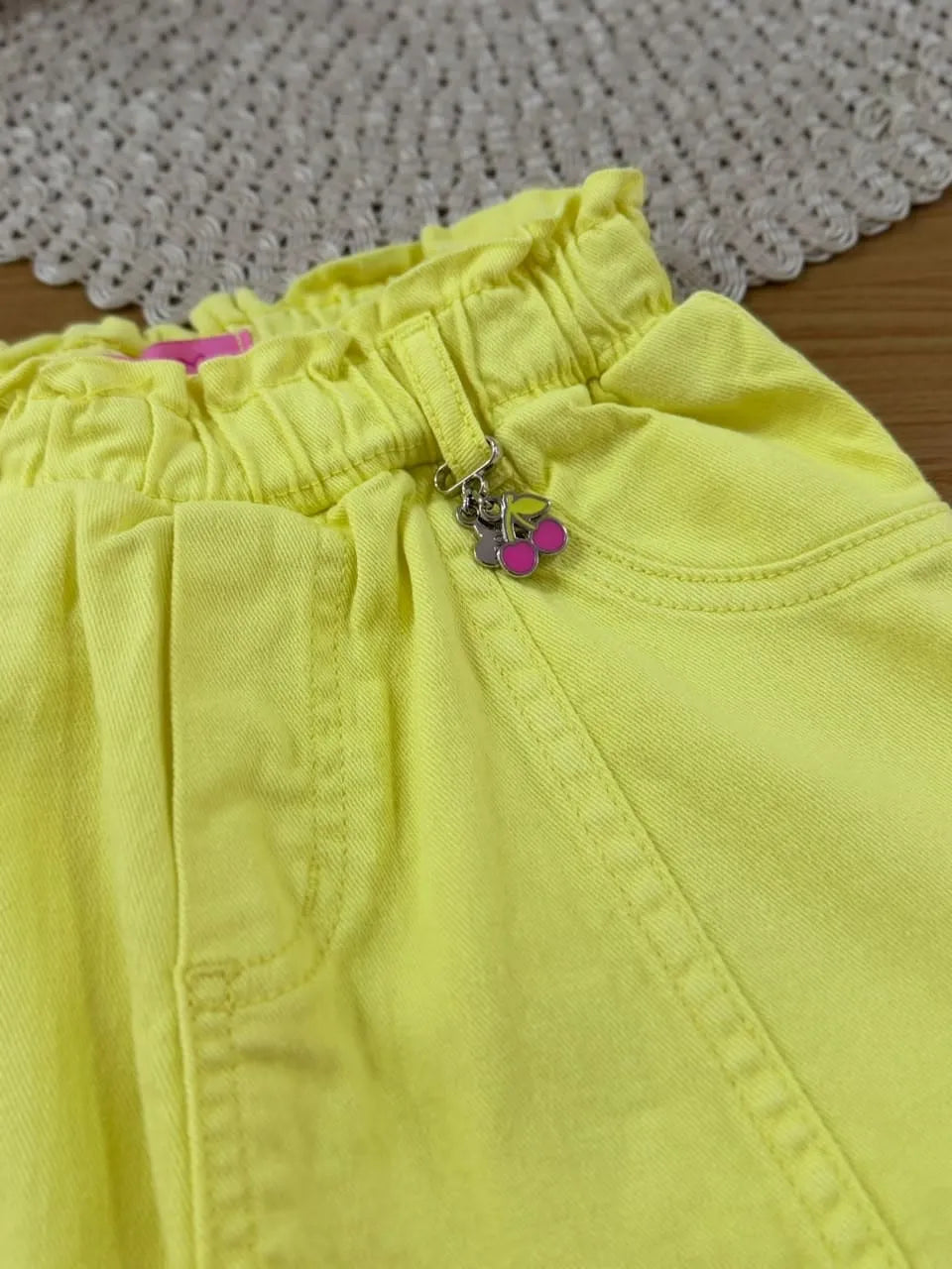 Shorts Saia Infantil Momi em Sarja Amarelo com Pingente