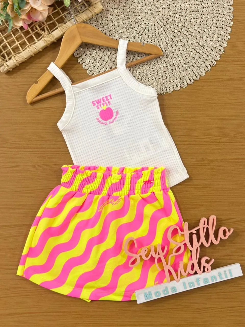 Conjunto Infantil Menina Momi com Shorts Saia e Blusa Branca Maçãzinha
