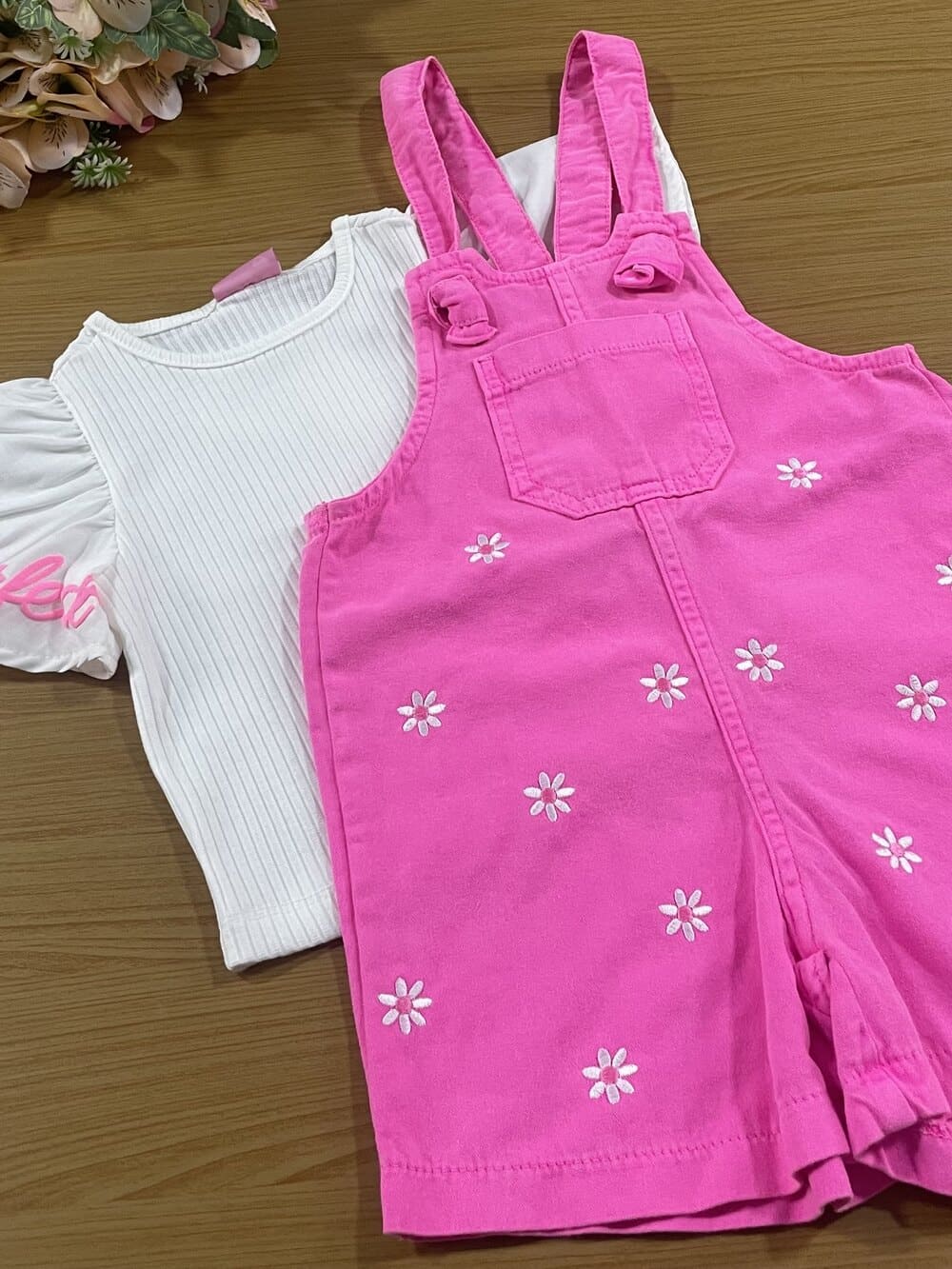 Jardineira Infantil Momi Verão Rosa Floral com Blusa Branca