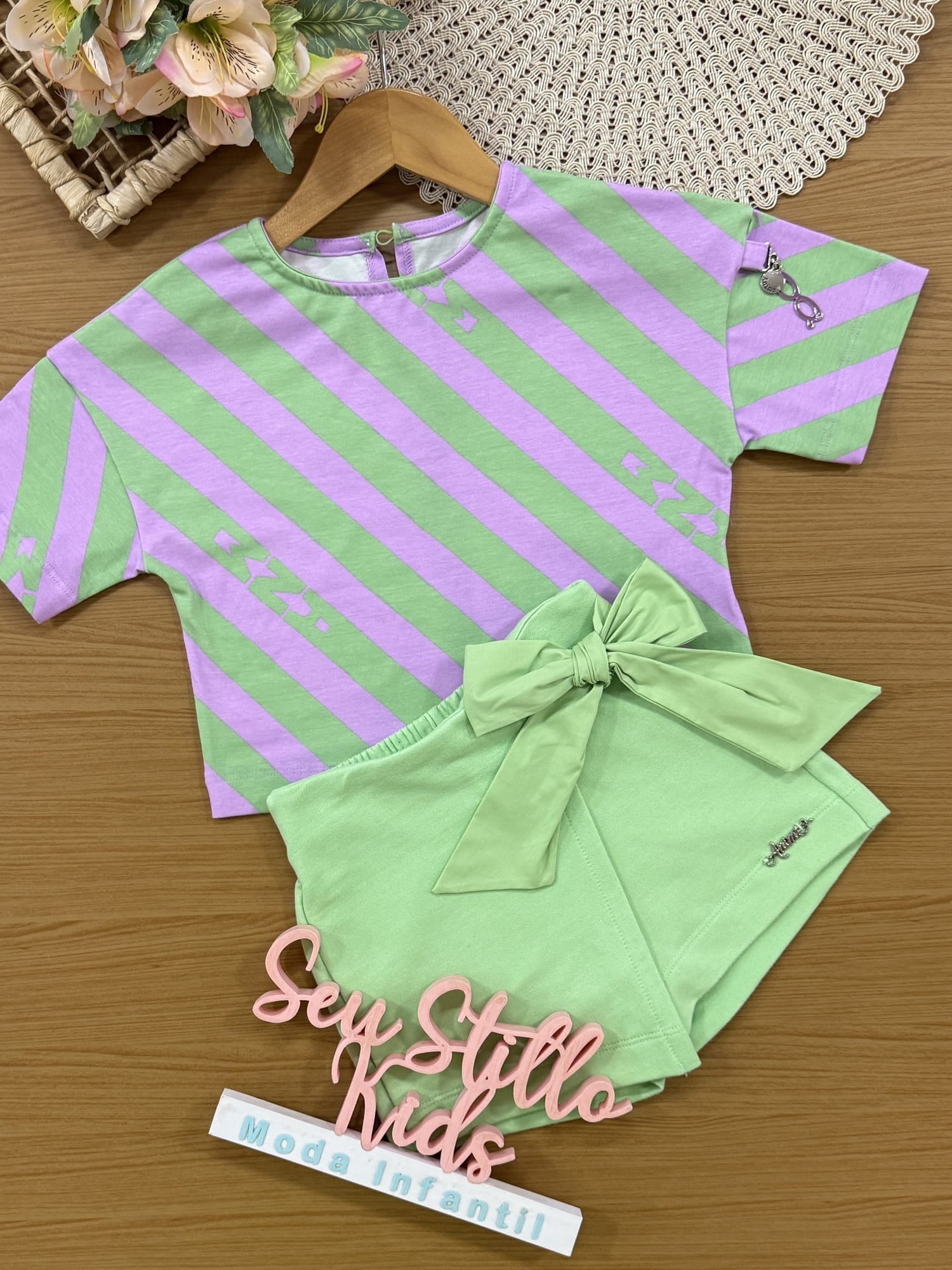 Conjunto Infantil Animê com Shorts Verde e Blusa Listrada