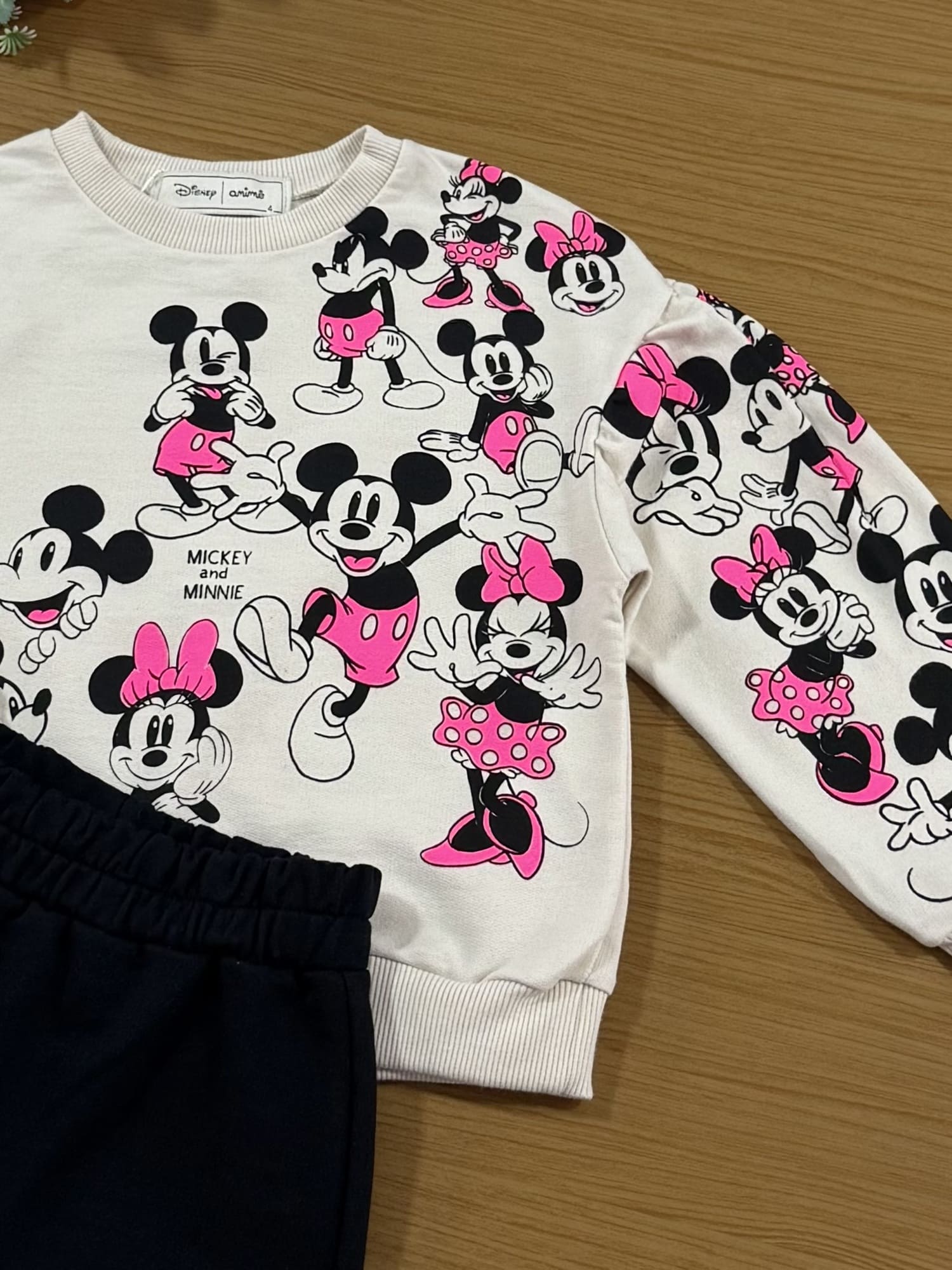 Conjunto Infantil Animê Inverno com Shorts Saia Preta e Casaco Bege Minnie e Mickey Disney