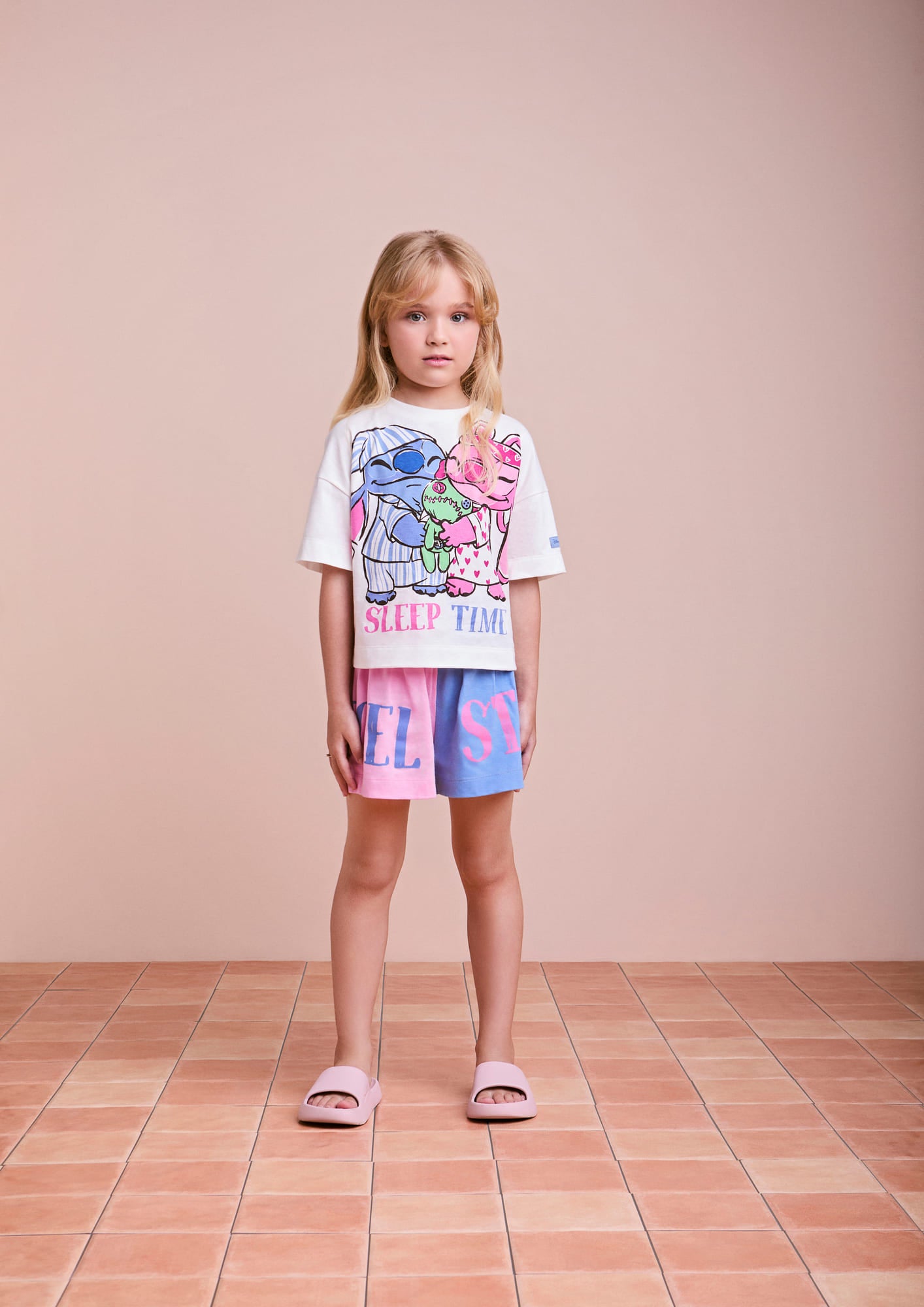 Pijama Infantil Animê Verão com Shorts Colorido e Blusa Branca Angel e Stitch Disney