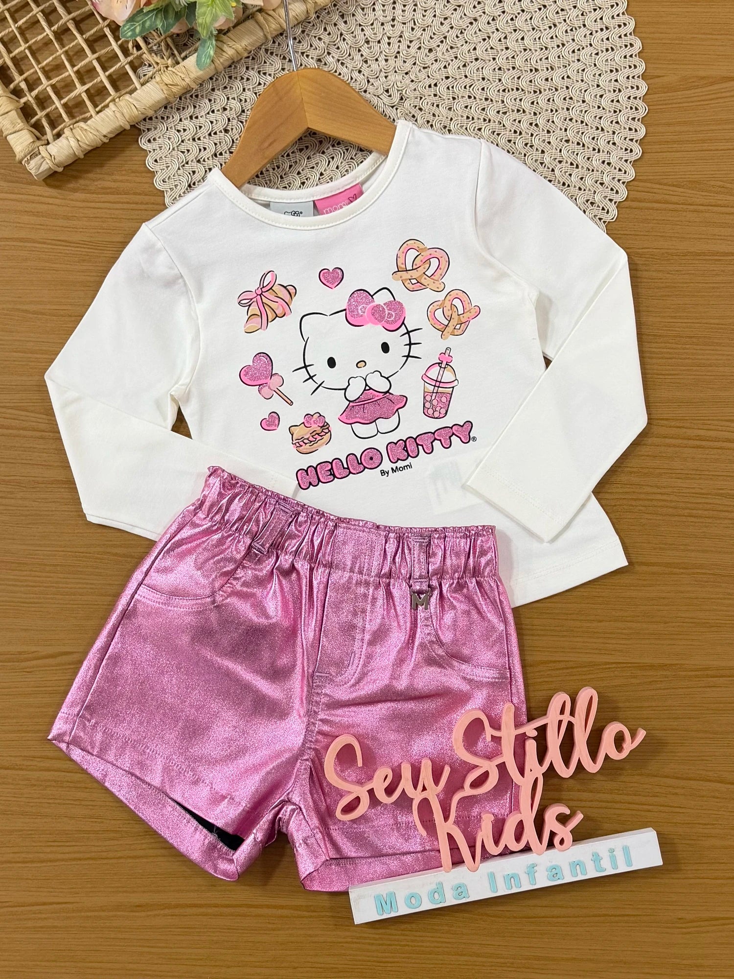 Conjunto Infantil Momi Inverno com Shorts Rosa Metalizado e Blusa Manga Longa Hello Kitty Docinhos