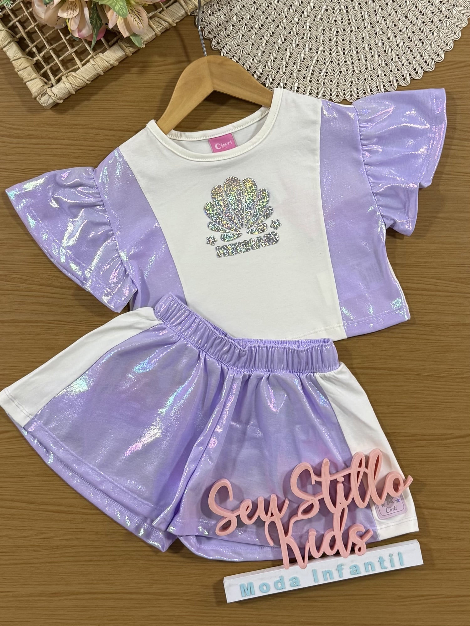 Conjunto Infantil Cinti Verão com Shorts Lilás e Blusa Branca Conchinha