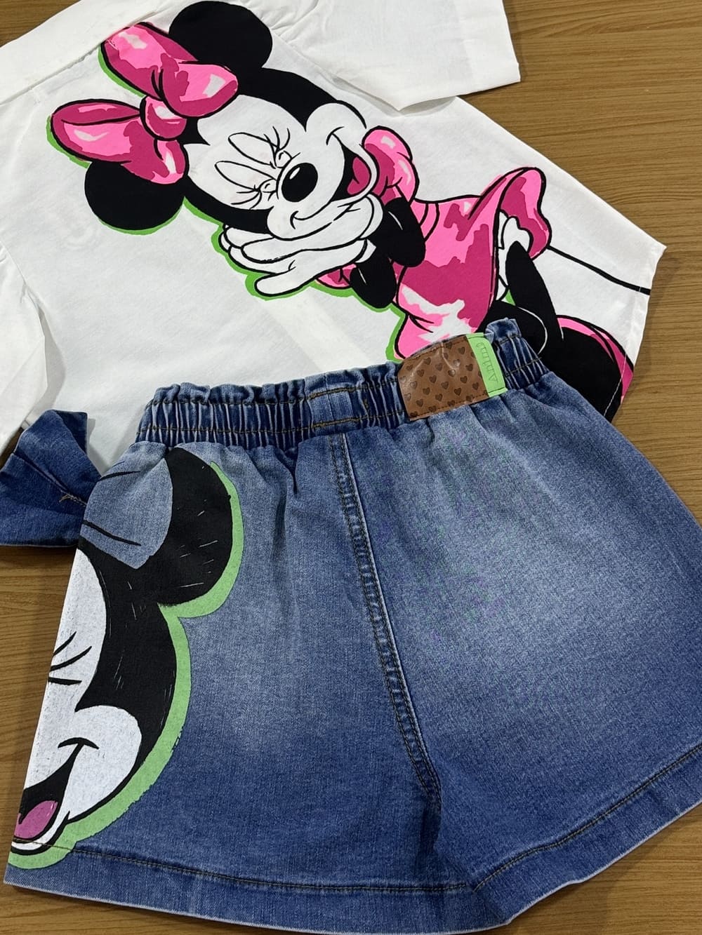 Conjunto Infantil Animê Verão Shorts Jeans e Camisa Minnie Patch Disney