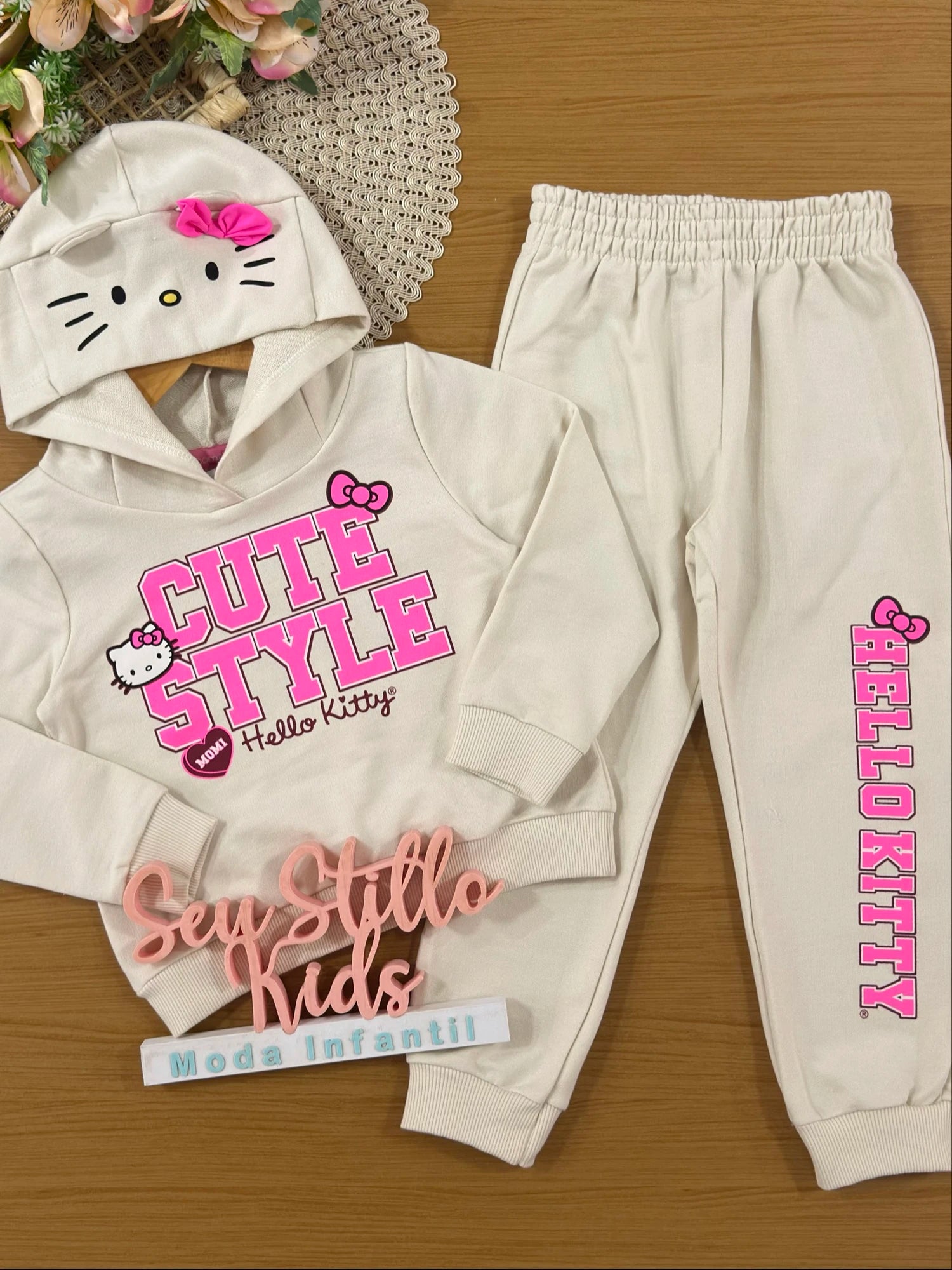 Conjunto Infantil Momi Inverno com Calça e Moletom Bege Hello Kitty Cute Style