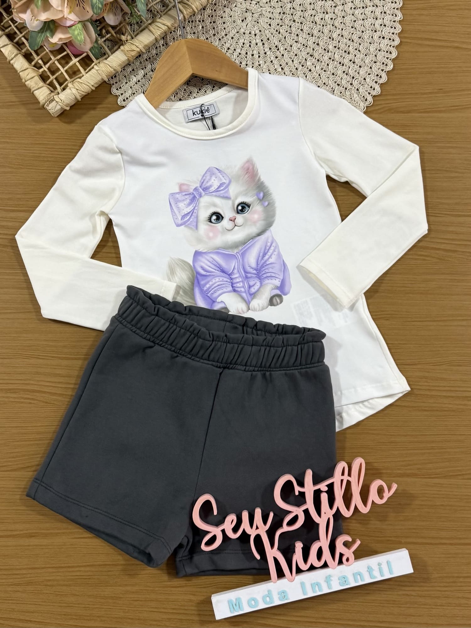 Conjunto Infantil Kukiê com Shorts Cinza e Blusa Manga Curta Gatinha