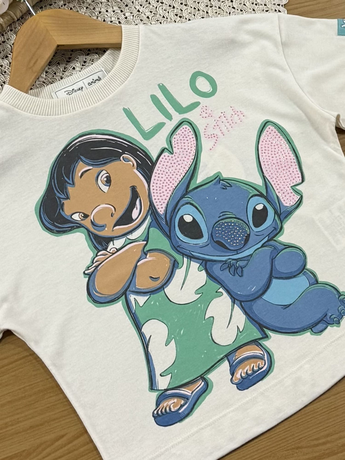 Blusa Infantil Animê Bege Lilo e Stitch com Strass Disney