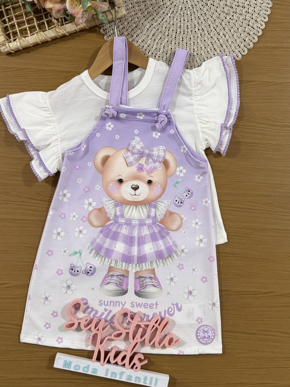 Salopete Infantil Cinti Verão Lilás com Blusa Branca Ursinha Floral