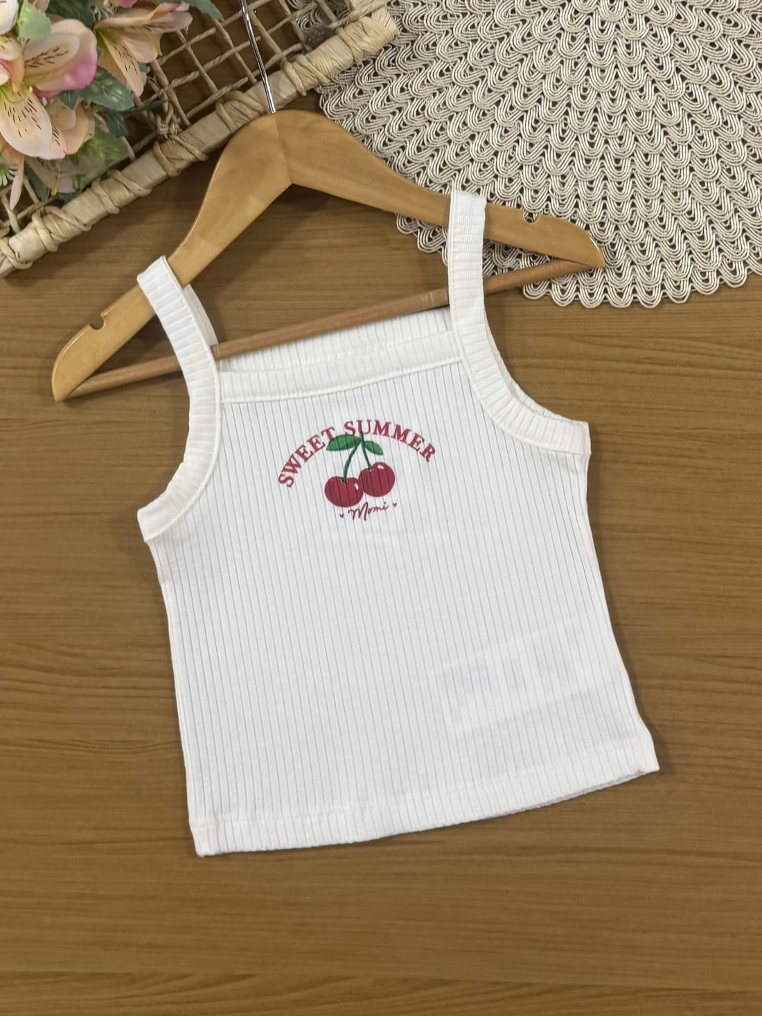 Conjunto Infantil Momi Verão com Shorts Vermelho Lacinho e Regata Branca Cerejinha