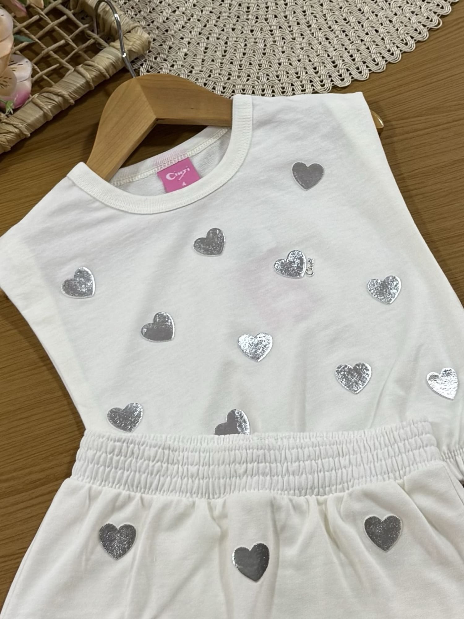 Conjunto Infantil Cinti Verão com Shorts Saia e Blusa Branca sem Manga Corações