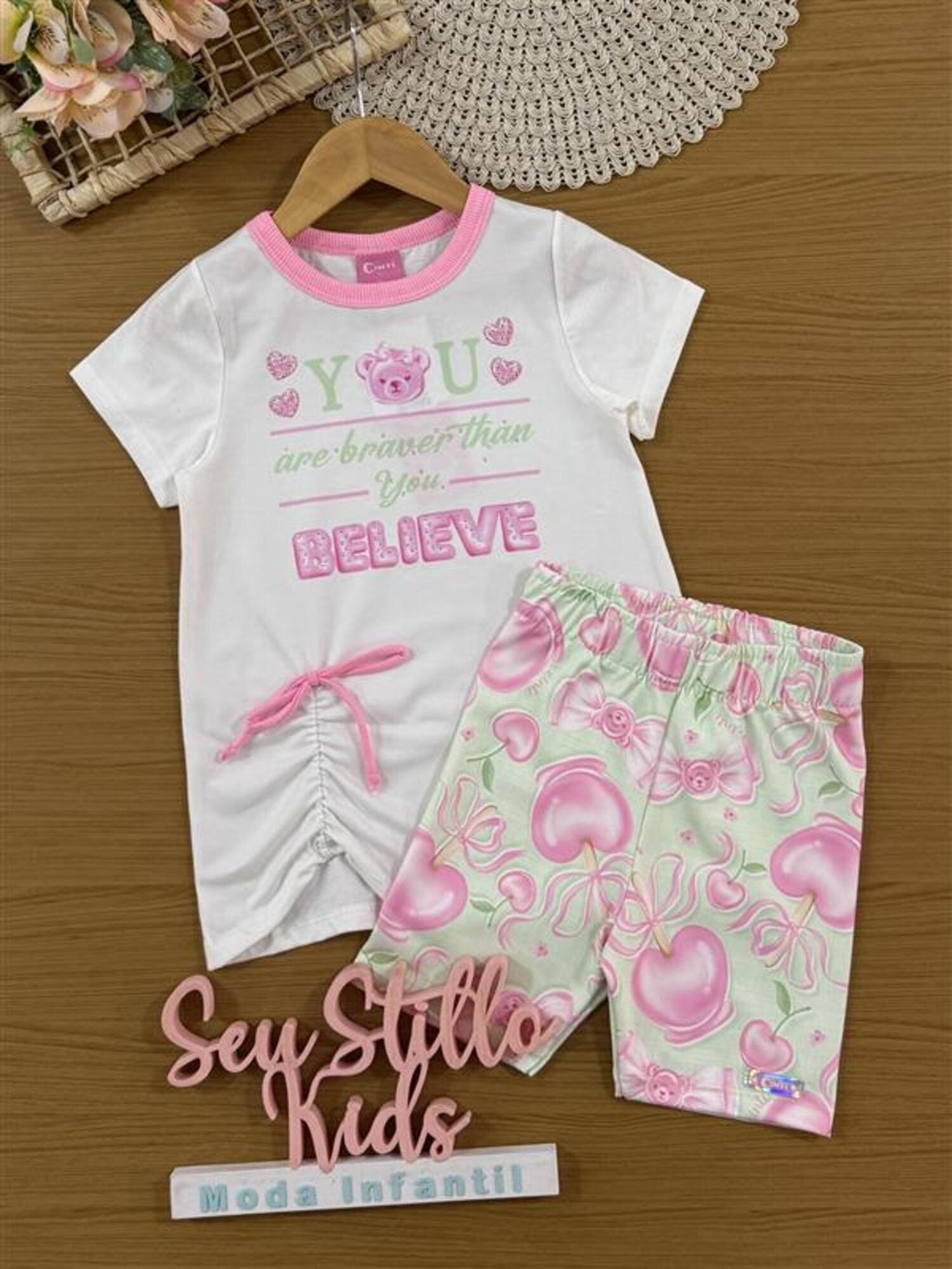 Conjunto Infantil Cinti Verão com Shorts Ciclista Verde e Blusa Branca Ursinha Believe