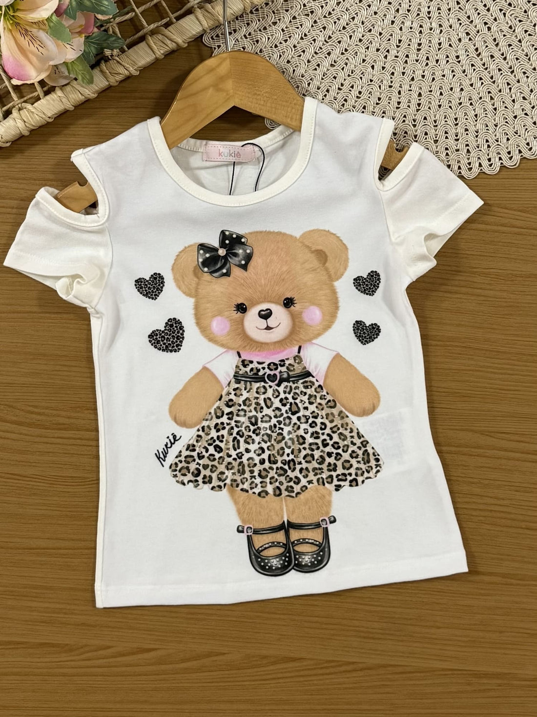 Conjunto Infantil Kukiê Verão com Shorts Bege e Blusa Branca Ursinha Corações