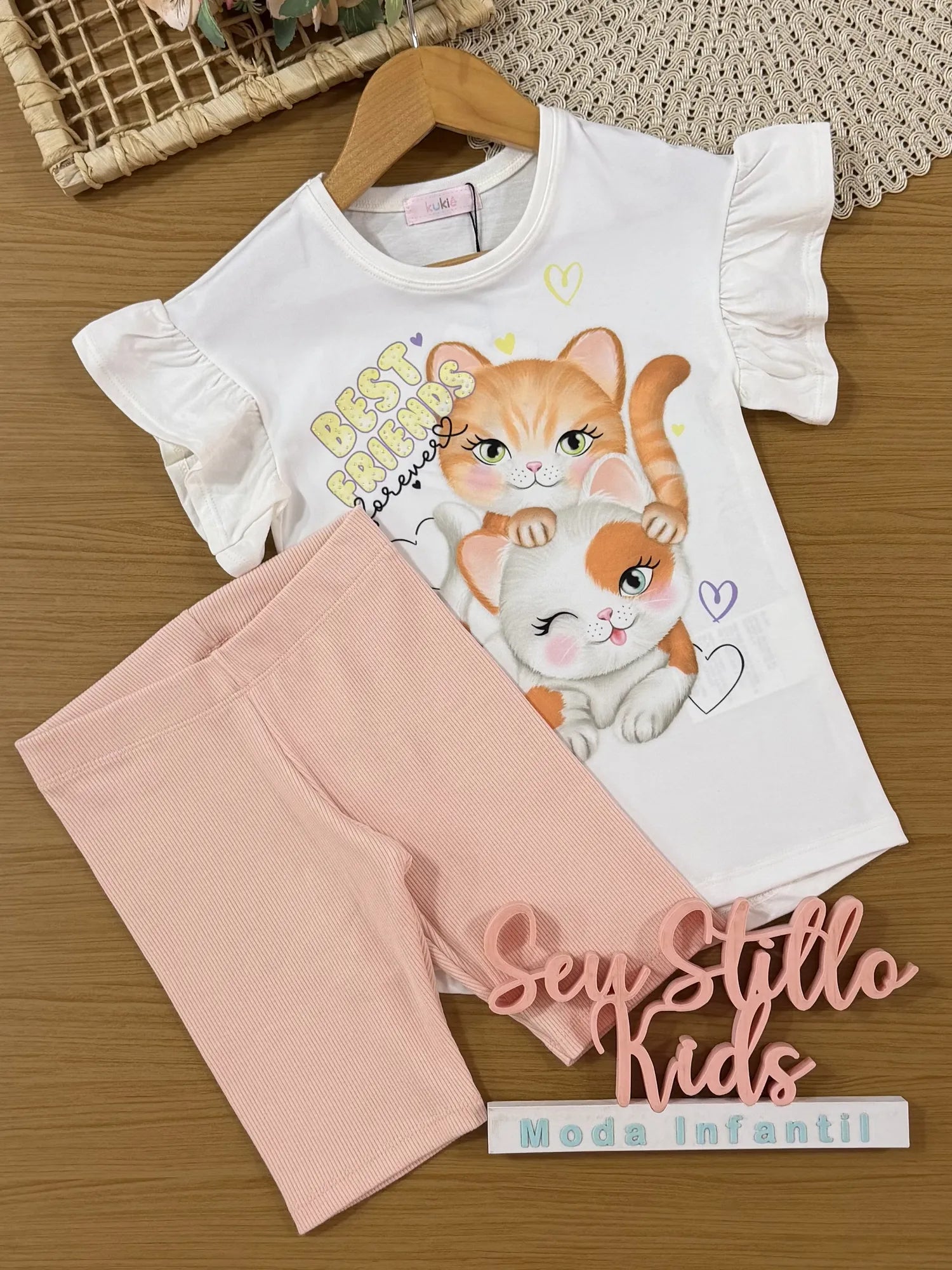 Conjunto Infantil Kukiê com Shorts Ciclista Rosa e Blusa Branca Gatinhas