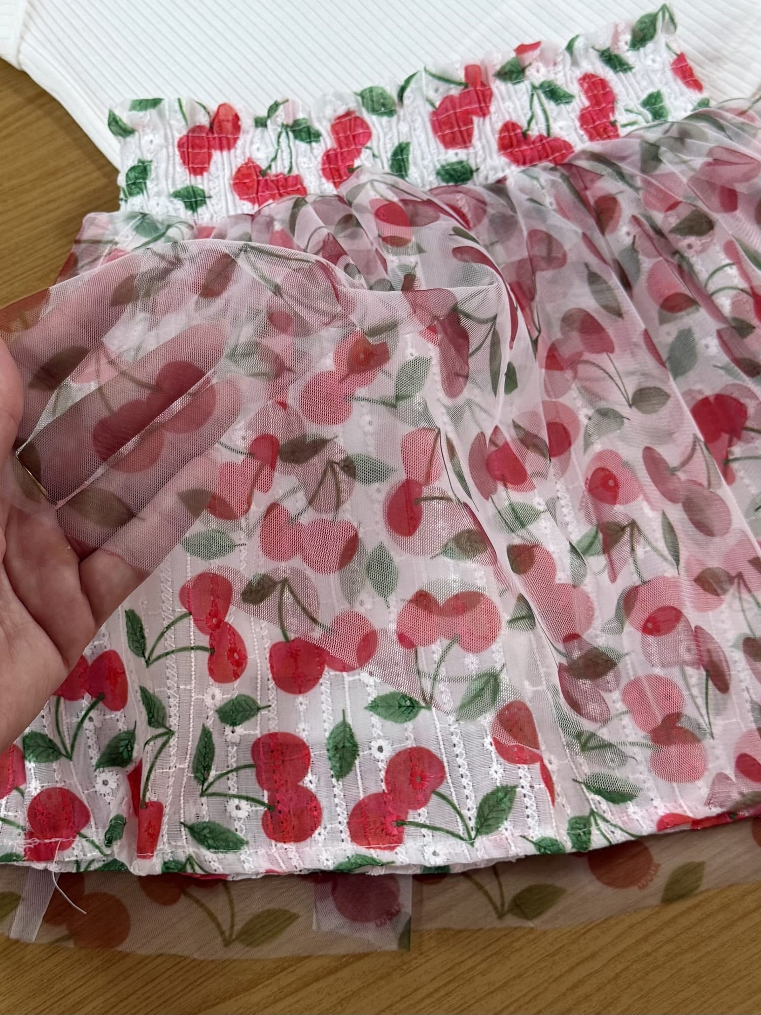 Conjunto Infantil Momi Verão com Saia em Tule Cerejinha e Regata Branca