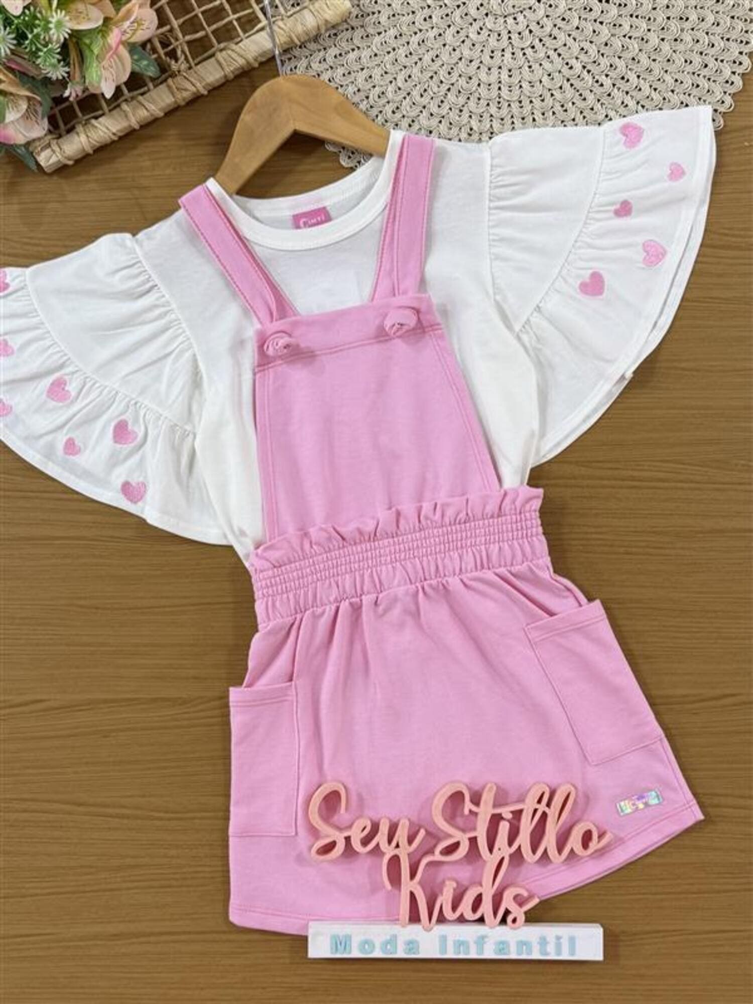 Salopete Infantil Cinti Verão Rosa com Blusa Branca Corações