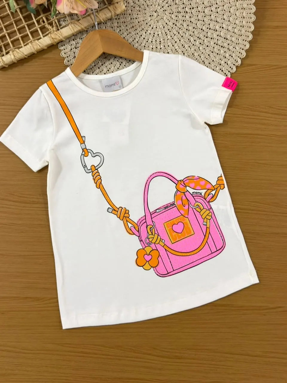 Conjunto Infantil Menina Momi com Shorts Ciclista Laranja e Blusa Branca Bolsinha Strass
