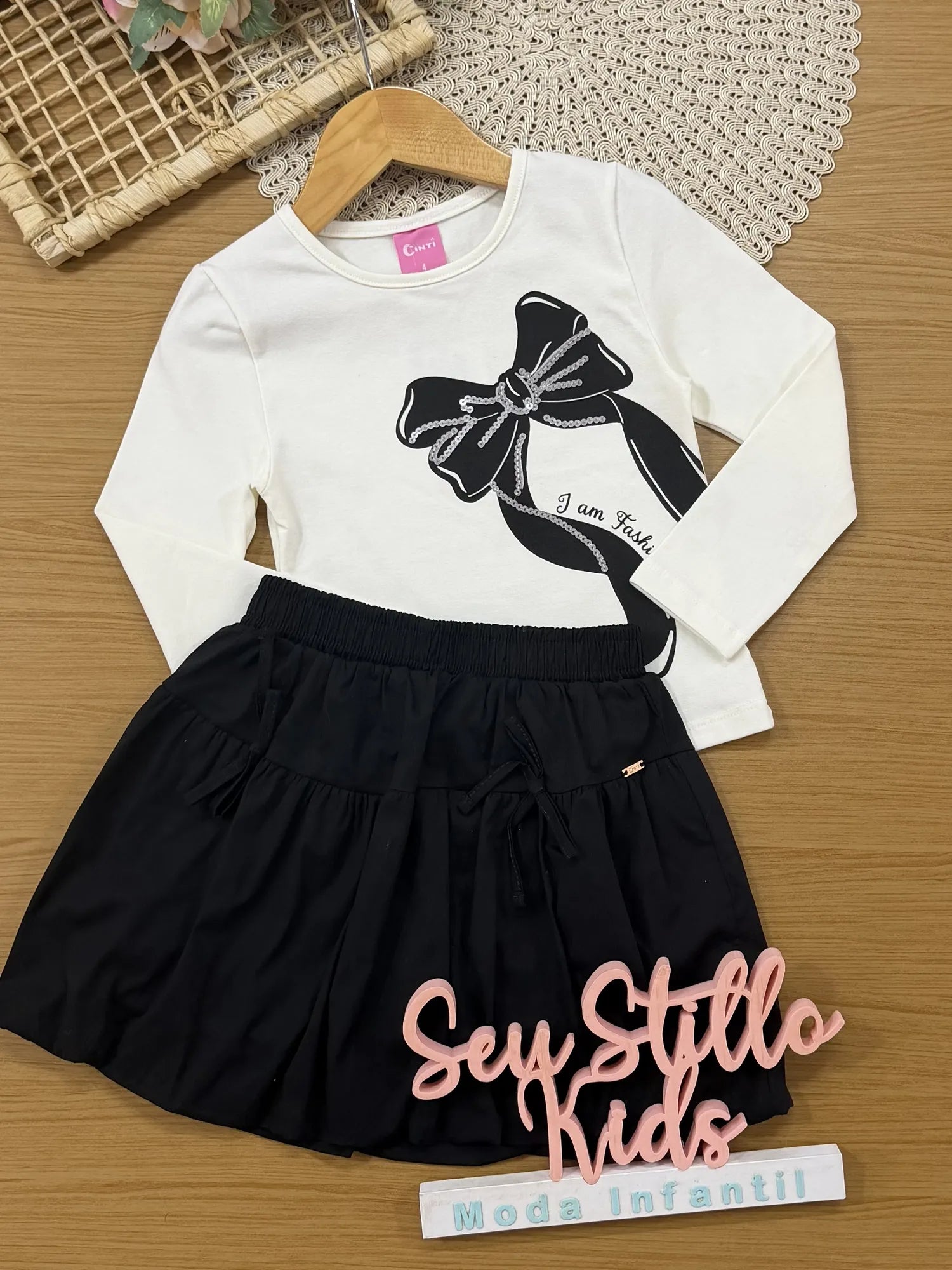Conjunto Infantil Cinti Inverno Com Saia Preta e Blusa Branca Laço.