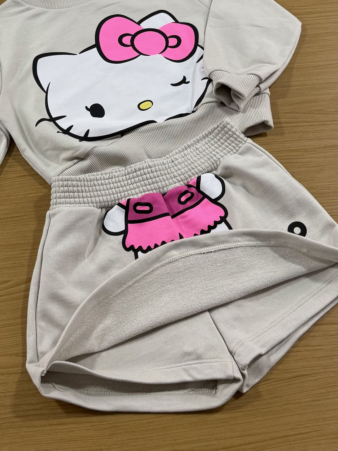 Conjunto Infantil Momi Inverno Short Saia e Casaco Bege Hello Kitty