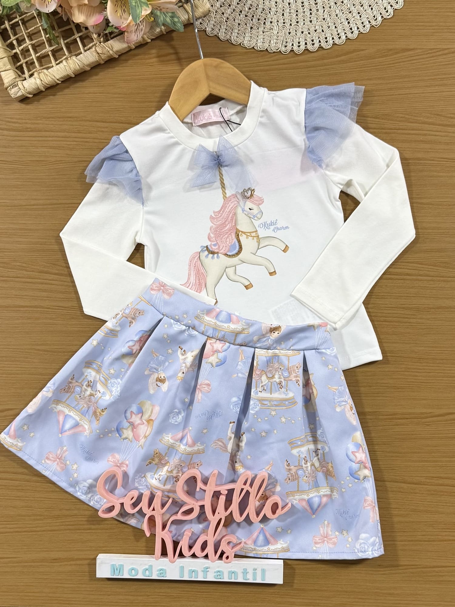 Conjunto Infantil Kukiê Inverno com Saia Azul e Blusa Manga Longa Branca Cavalinho
