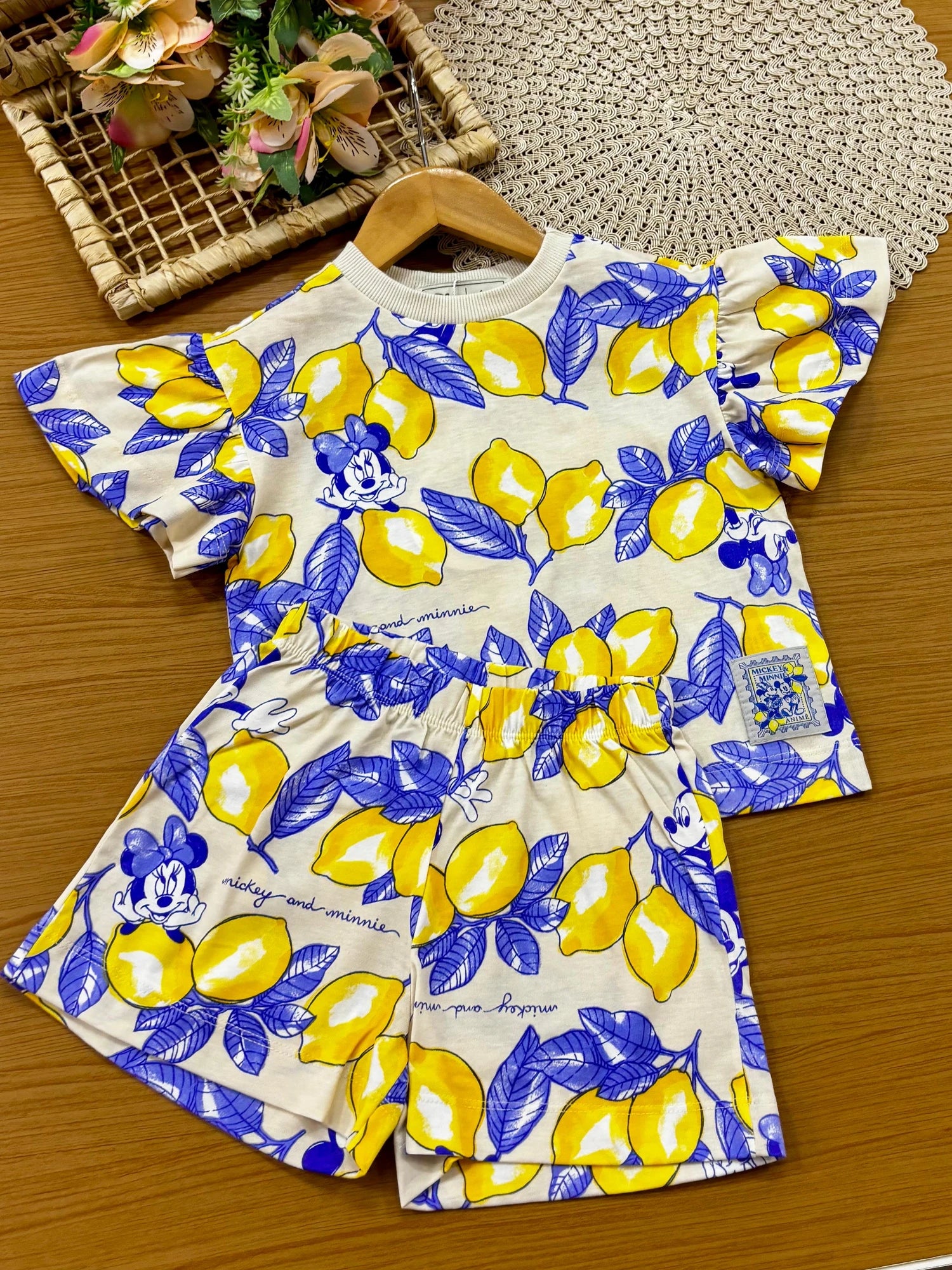 Conjunto Infantil Menina Animê com Shorts e Blusa Bege Mennie Limãozinho