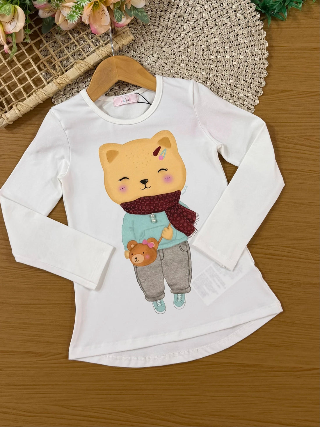 Conjunto Infantil Kukiê com Shorts Vermelho Escuro e Blusa Manga Longa Gatinha