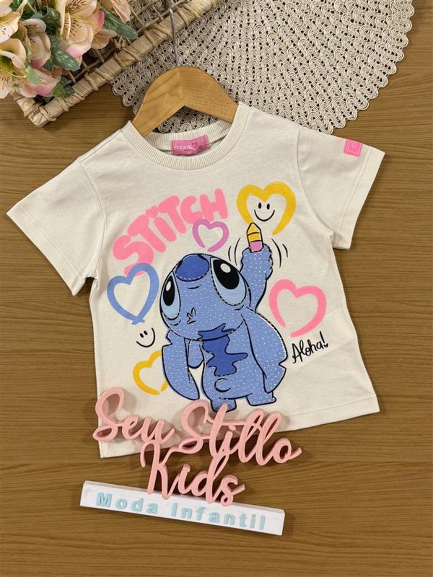 Blusa Infantil Momi Verão Bege Stitch com Strass Disney