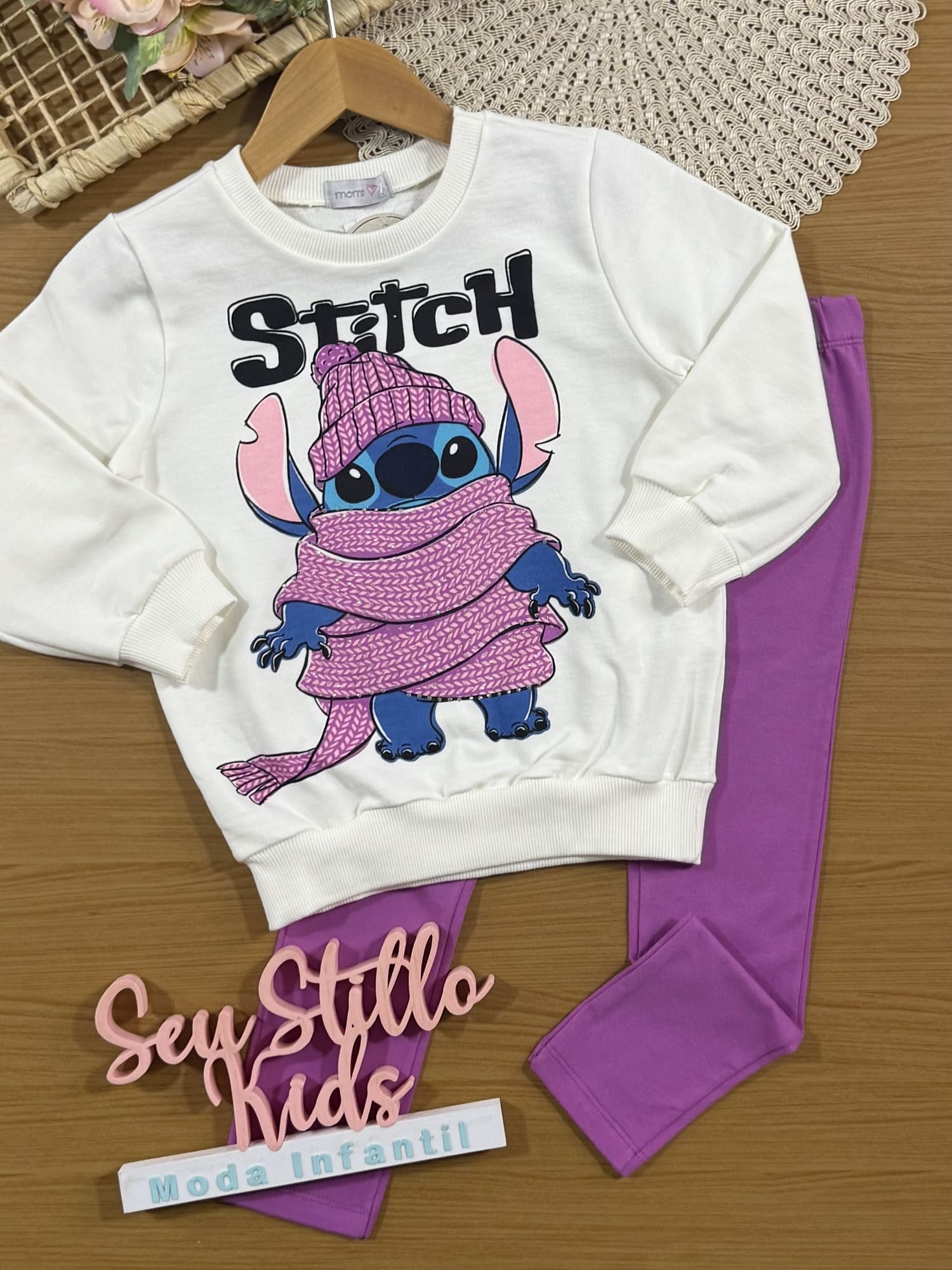 Conjunto Infantil Momi Inverno com Calça Roxa e Moletom sem Flanela Branco Stitch Disney