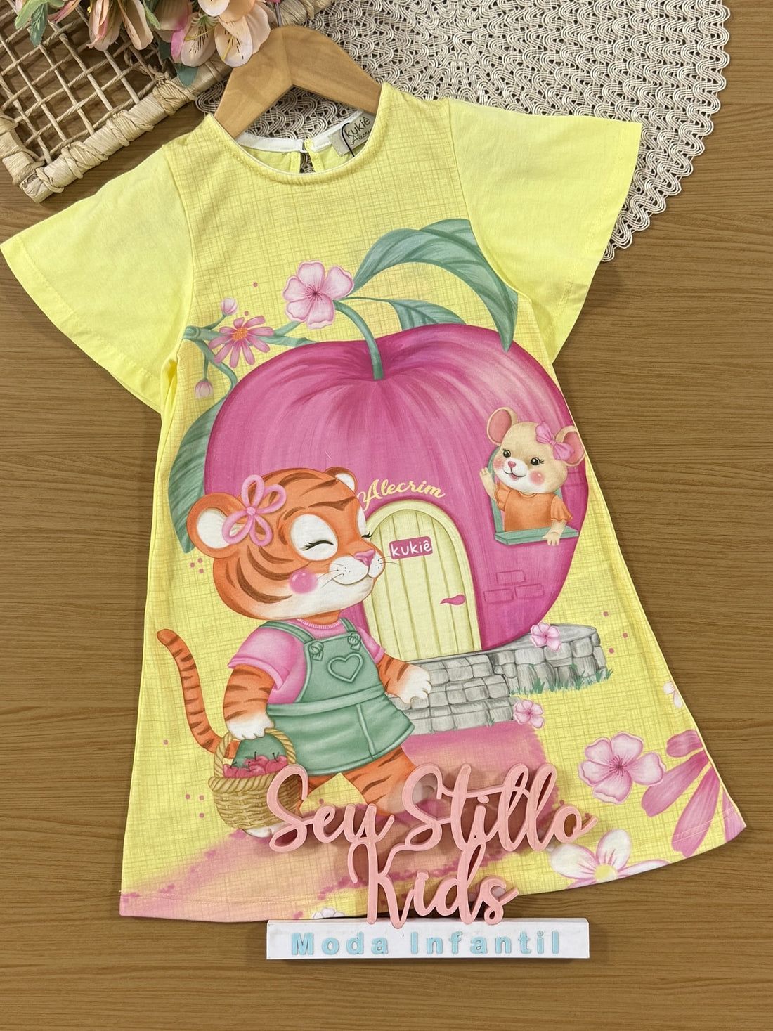 Vestido Infantil Kukiê Verão Vestido Amarelo Casinha de Maça com Colete jeans