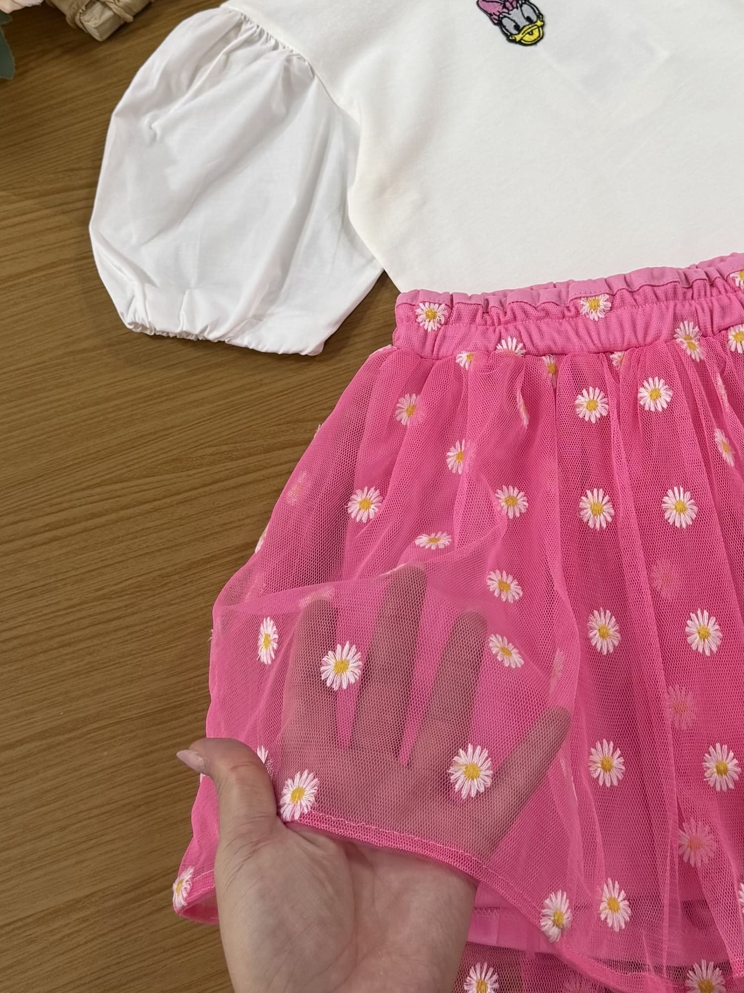 Conjunto Infantil Animê Verão com Saia em Tule Rosa e Blusa Branca Margarida Disney