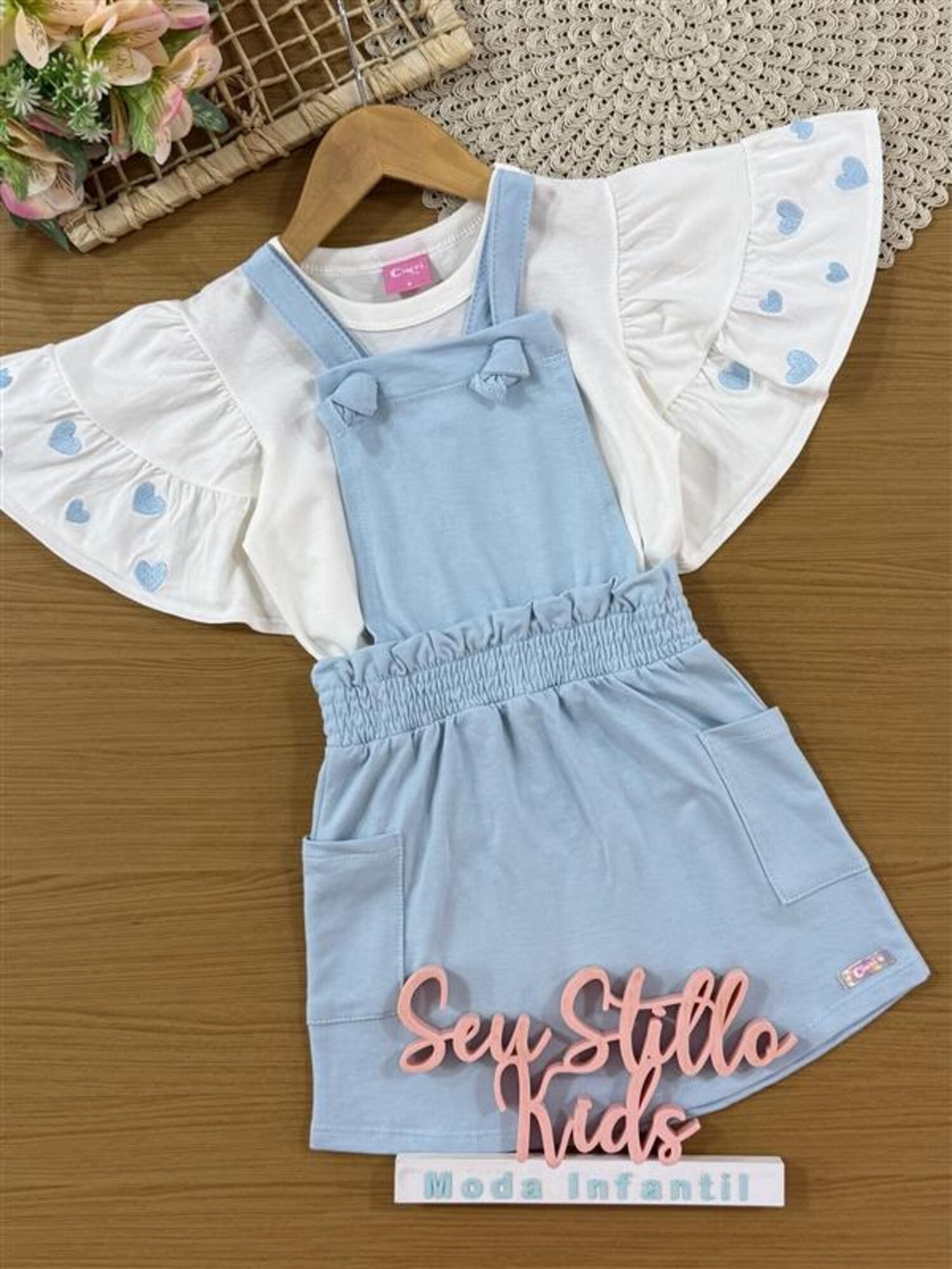 Salopete Infantil Cinti Verão Azul com Blusa Branca Corações