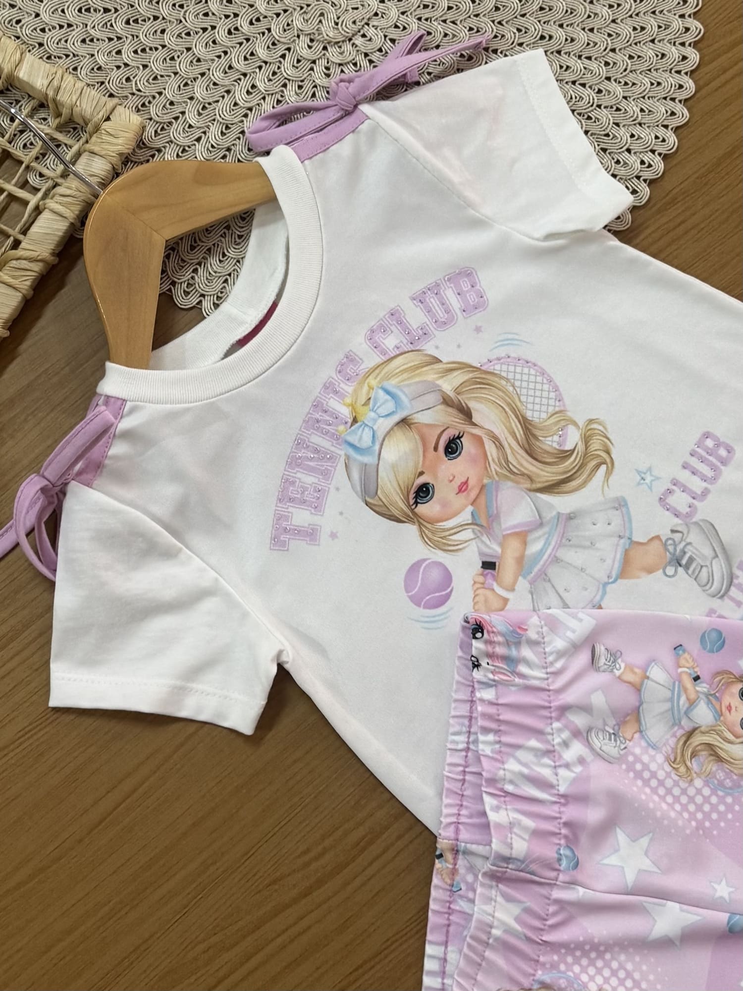 Conjunto Infantil Cinti Verão com Shorts Ciclista Lilás e Blusa Branca Tennis Club